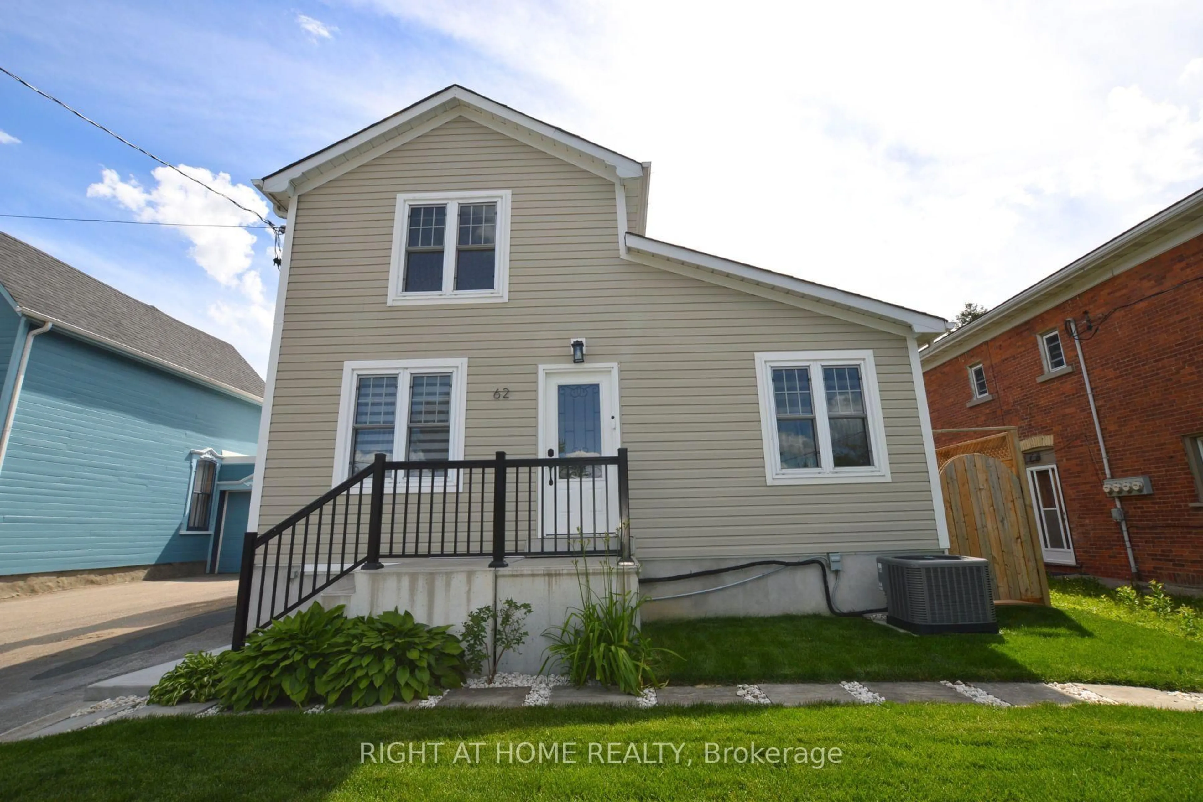 Home with vinyl exterior material, street for 62 Charles St, Milton Ontario L9T 2G7