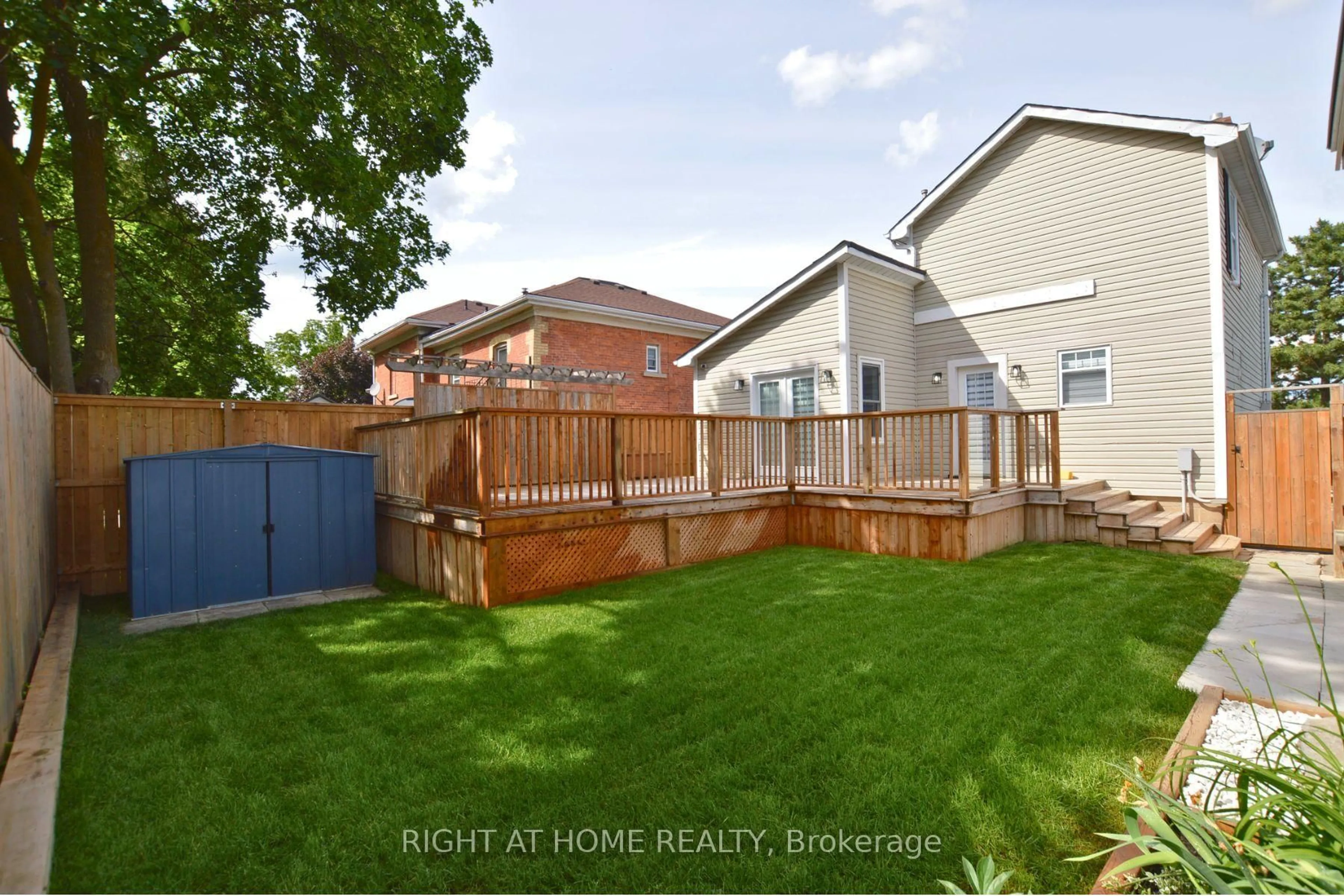 A pic from outside/outdoor area/front of a property/back of a property/a pic from drone, street for 62 Charles St, Milton Ontario L9T 2G7