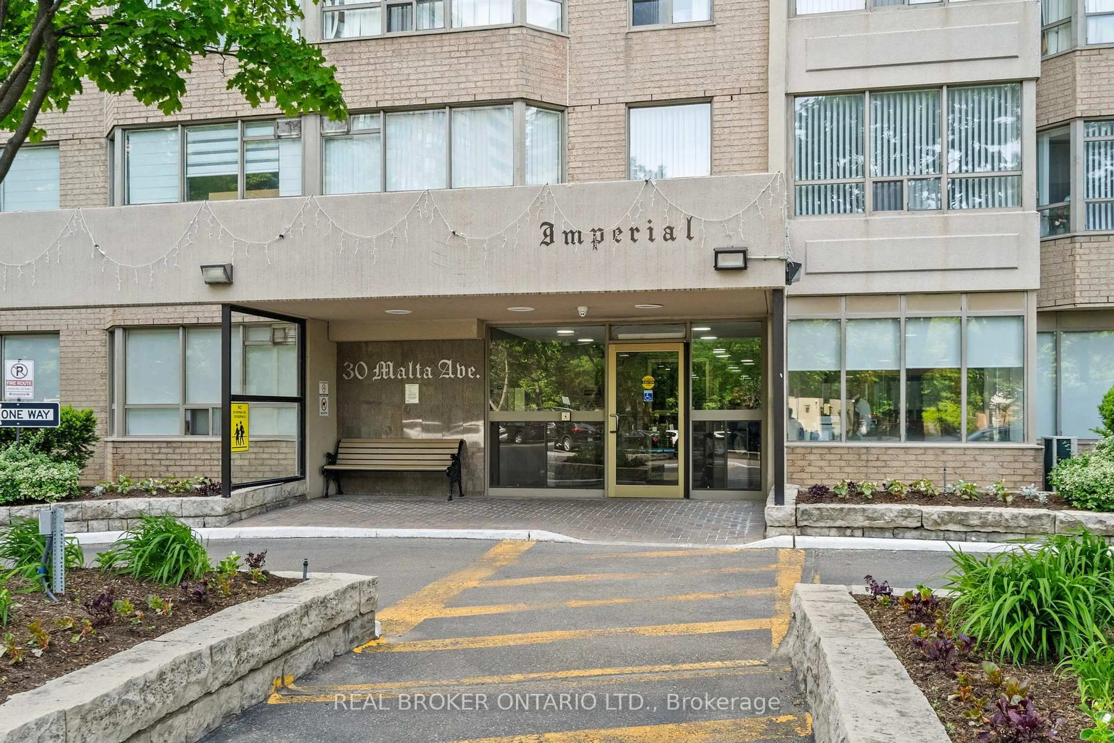 Indoor foyer for 30 Malta Ave #1603, Brampton Ontario L6Y 4S5