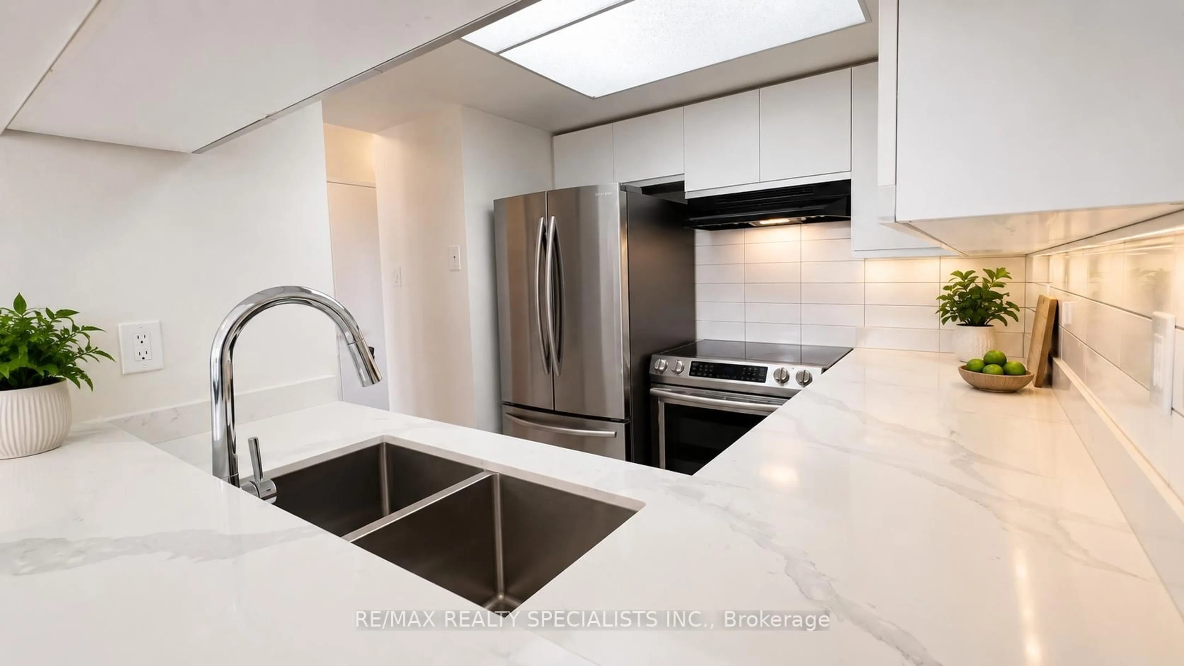 Standard kitchen, ceramic/tile floor for 75 King St #706, Mississauga Ontario L5A 4G5