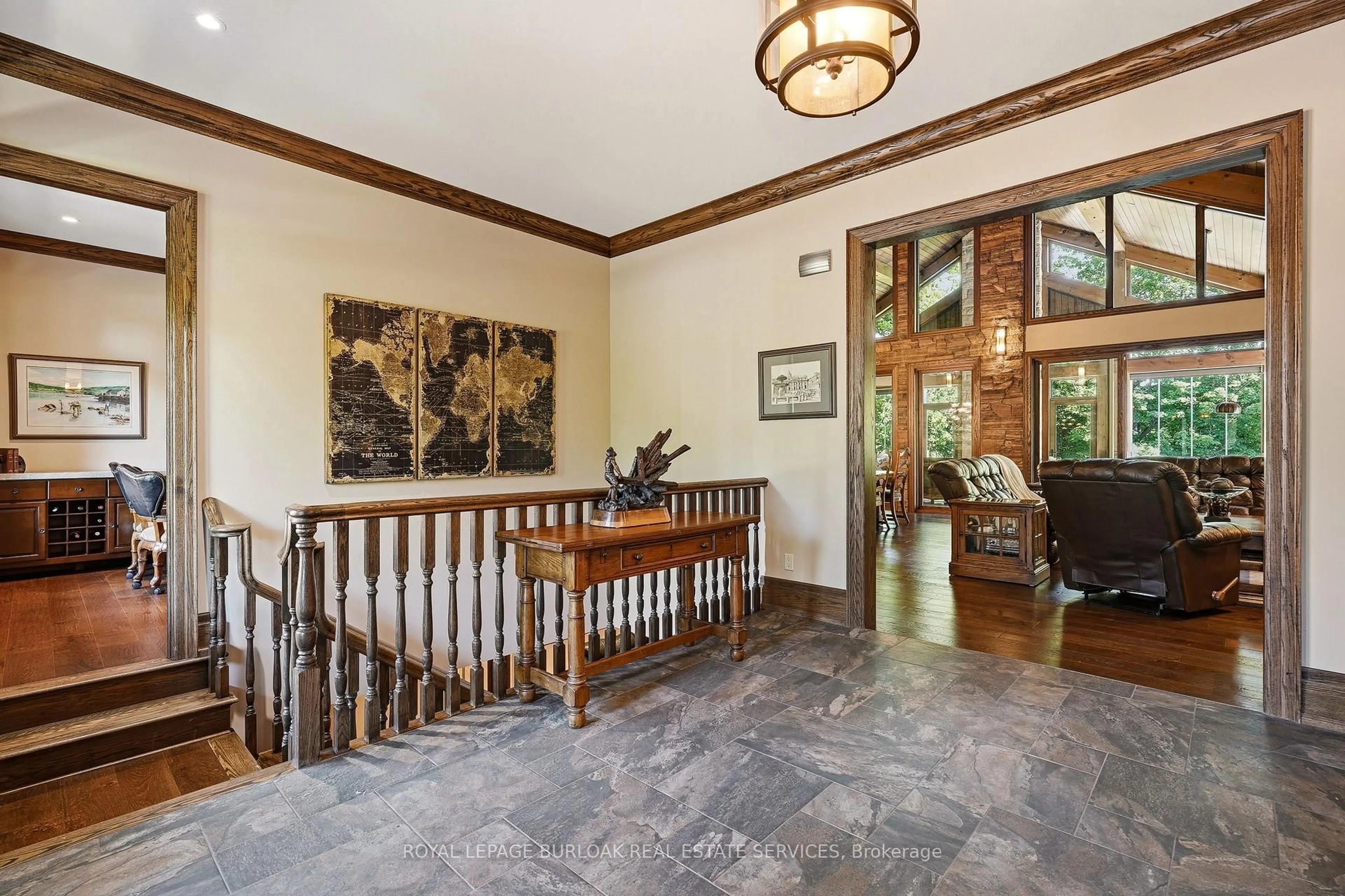 Indoor foyer for 5550 Twelve Mile Tr, Burlington Ontario L7L 7L3