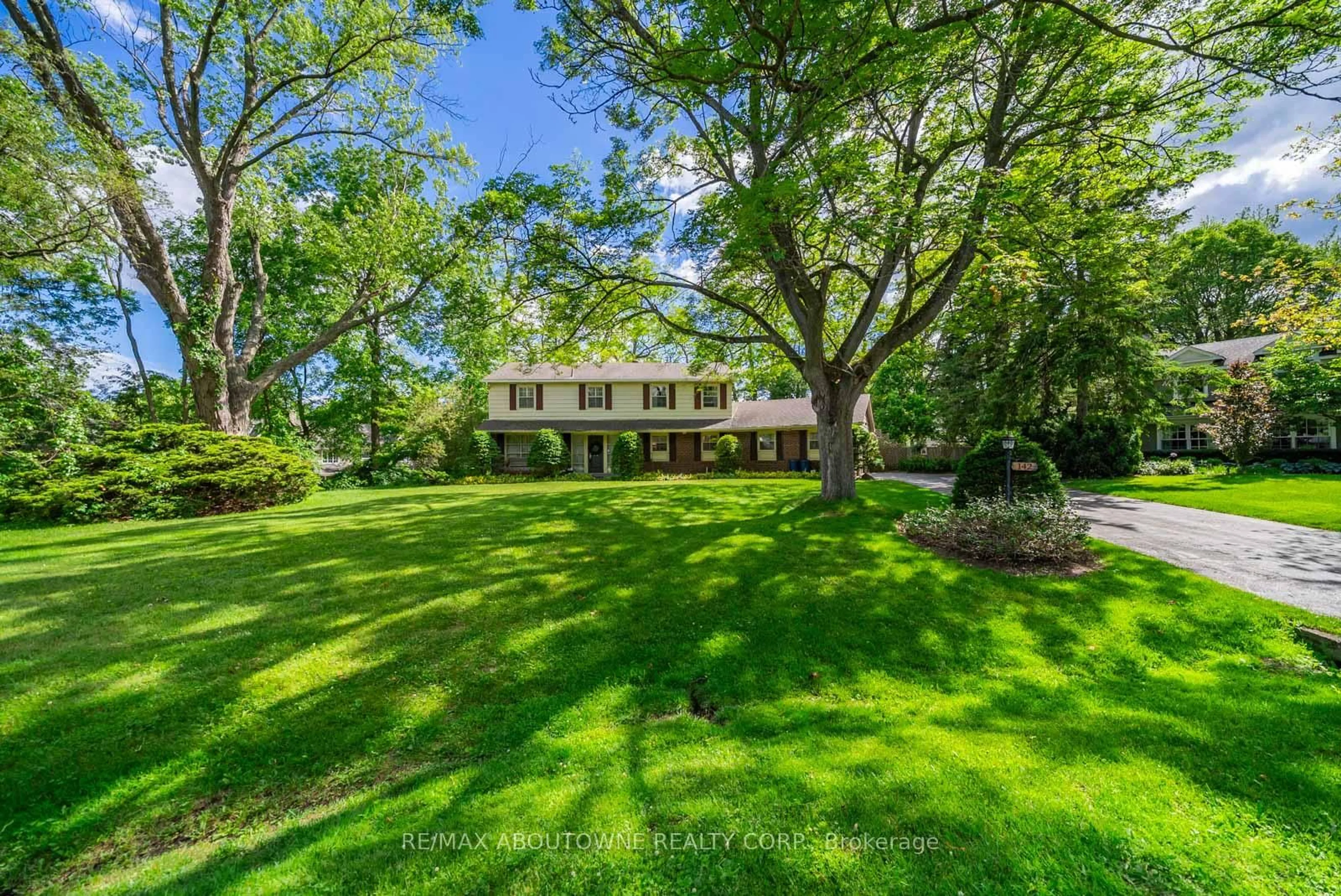 A pic from outside/outdoor area/front of a property/back of a property/a pic from drone, water/lake/river/ocean view for 142 Abbey Crt, Oakville Ontario L6J 4L1
