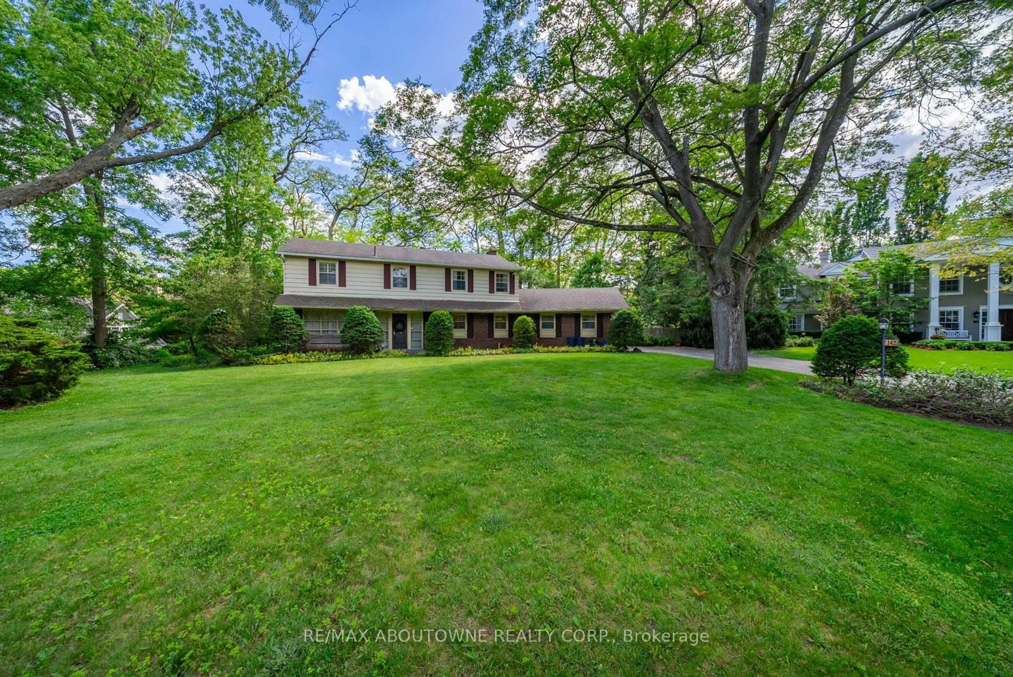 A pic from outside/outdoor area/front of a property/back of a property/a pic from drone, street for 142 Abbey Crt, Oakville Ontario L6J 4L1