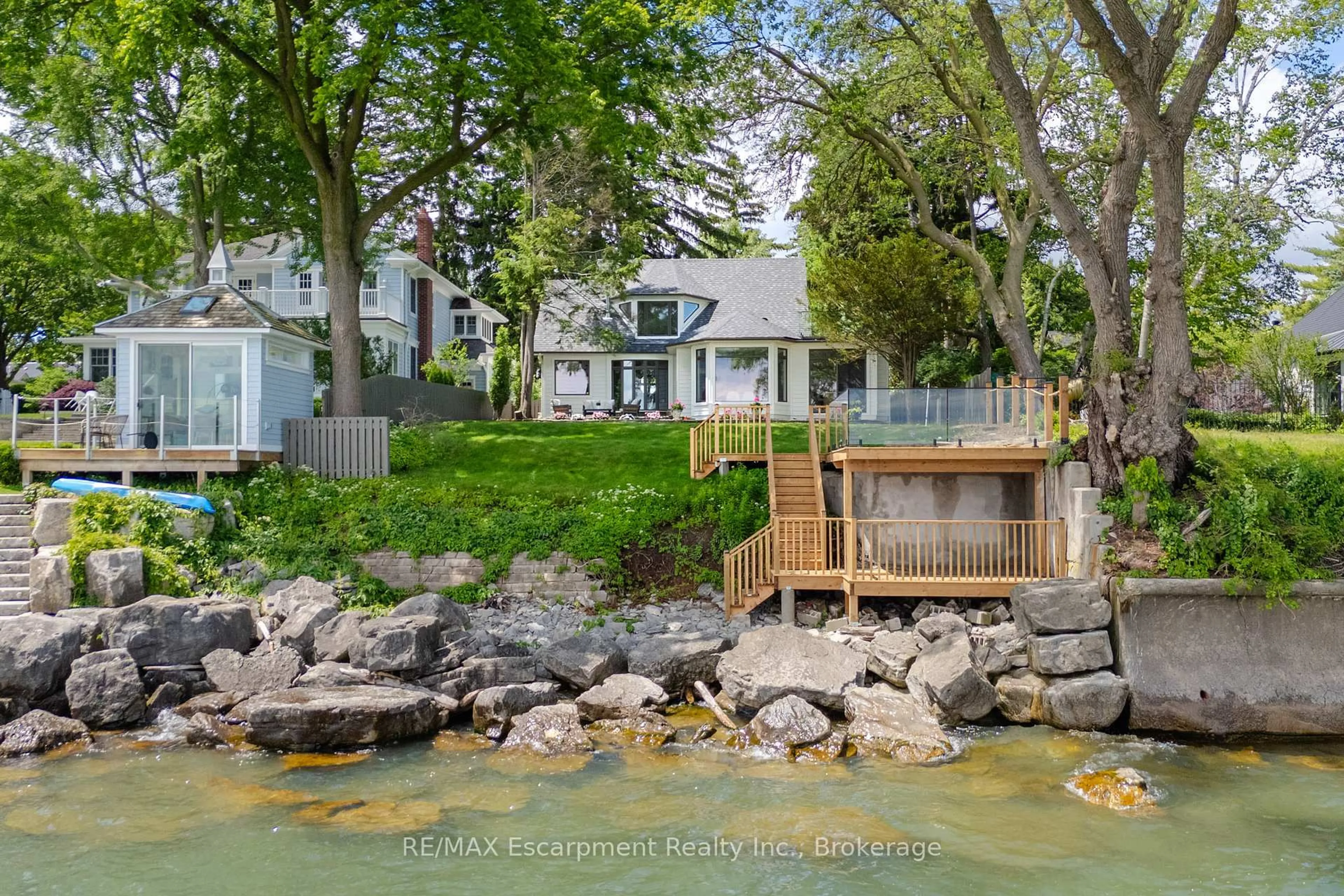 A pic from outside/outdoor area/front of a property/back of a property/a pic from drone, water/lake/river/ocean view for 21 Second St, Oakville Ontario L6J 3T1