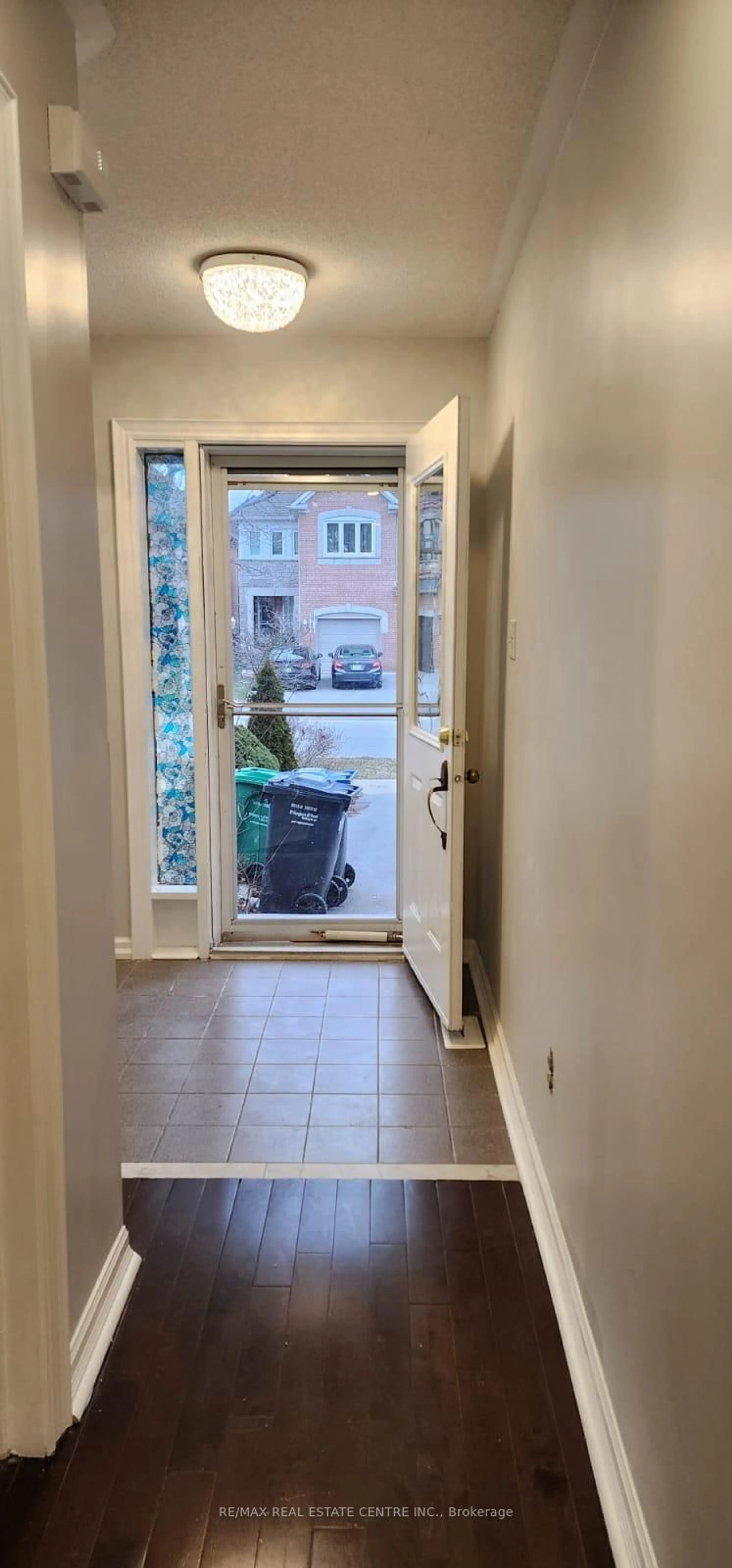 Indoor entryway for 6850 Dillingwood Dr, Mississauga Ontario L5N 6Z9