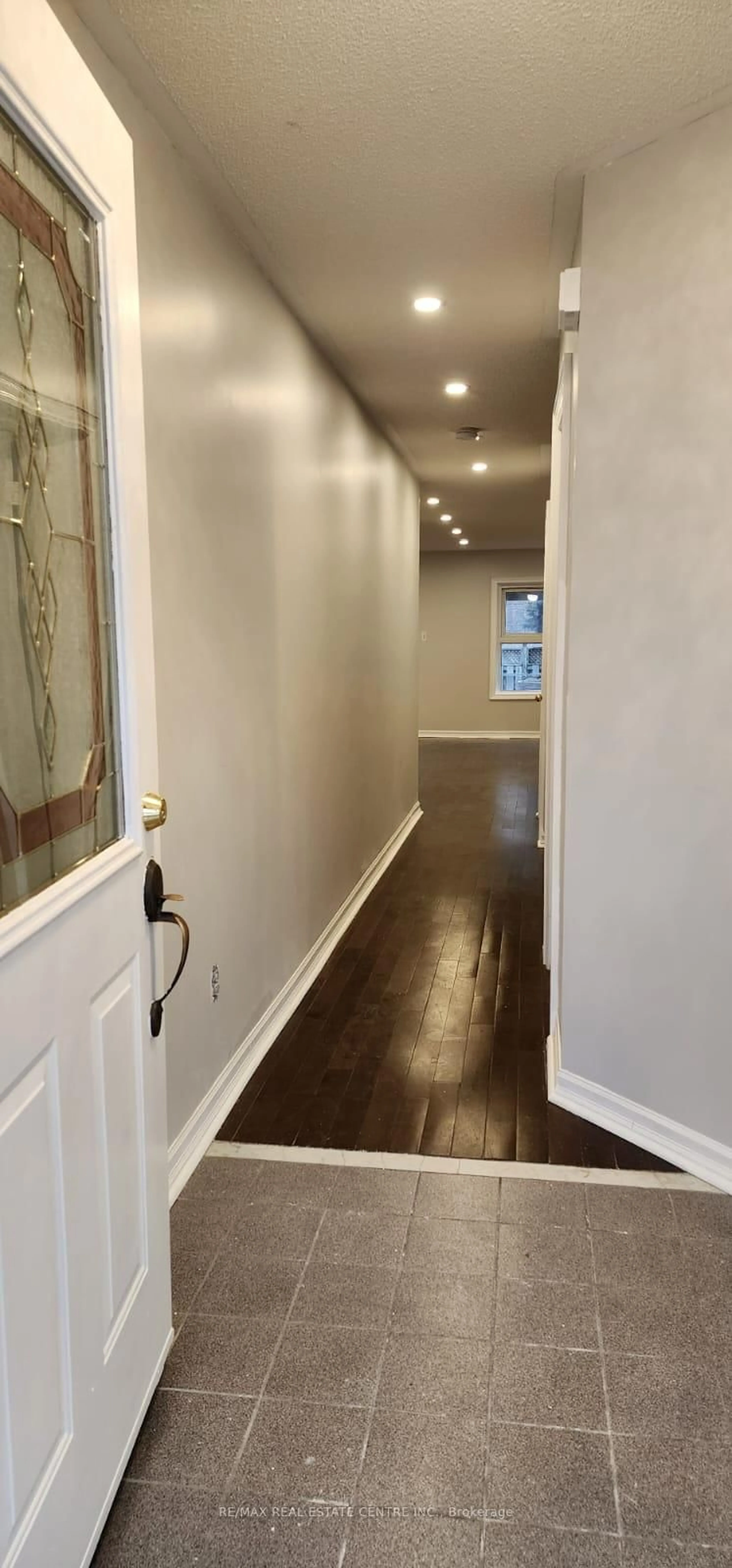 Indoor entryway for 6850 Dillingwood Dr, Mississauga Ontario L5N 6Z9