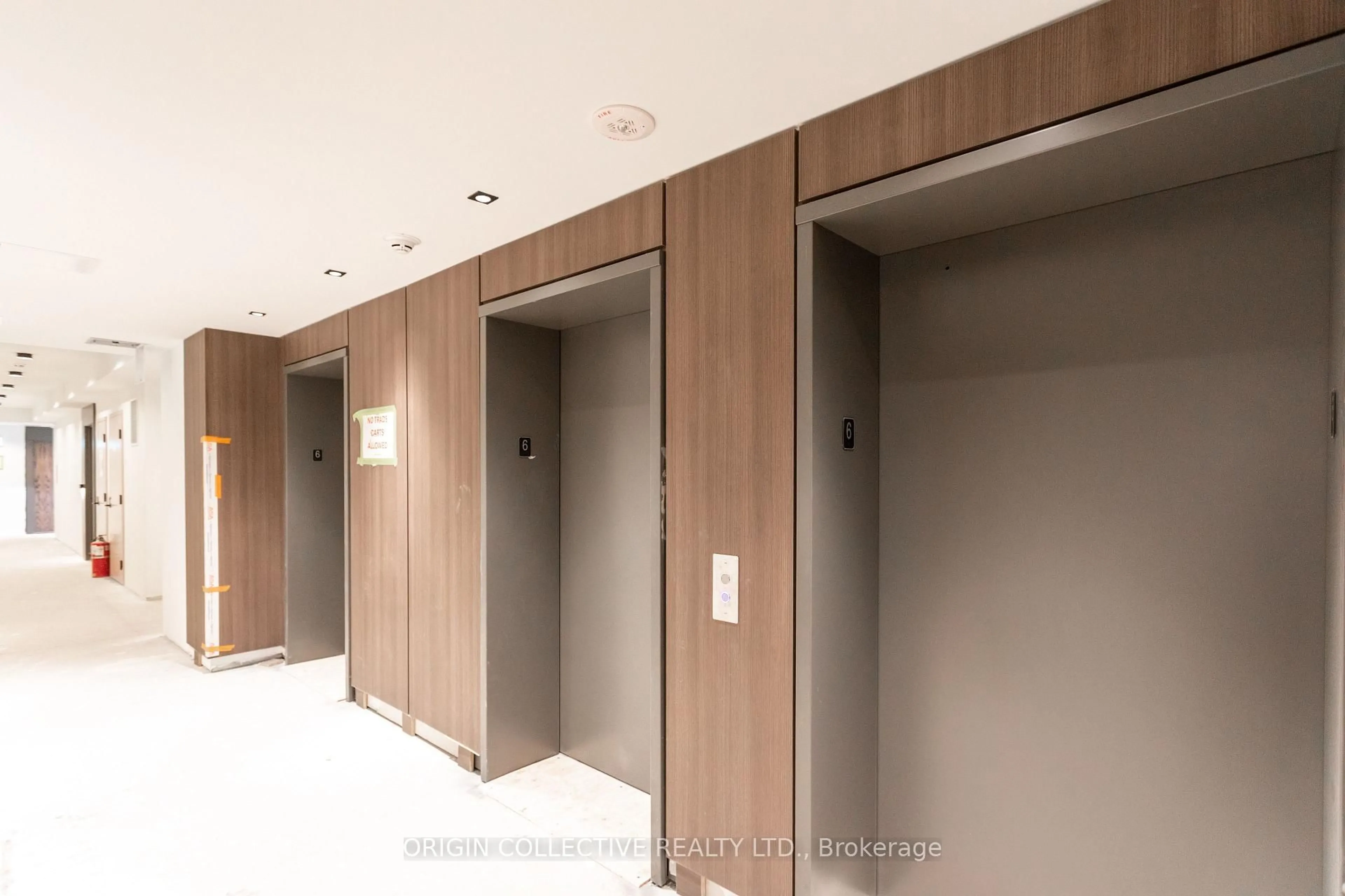 Indoor foyer for 1035 Southdown Rd #605, Mississauga Ontario L5J 0A2
