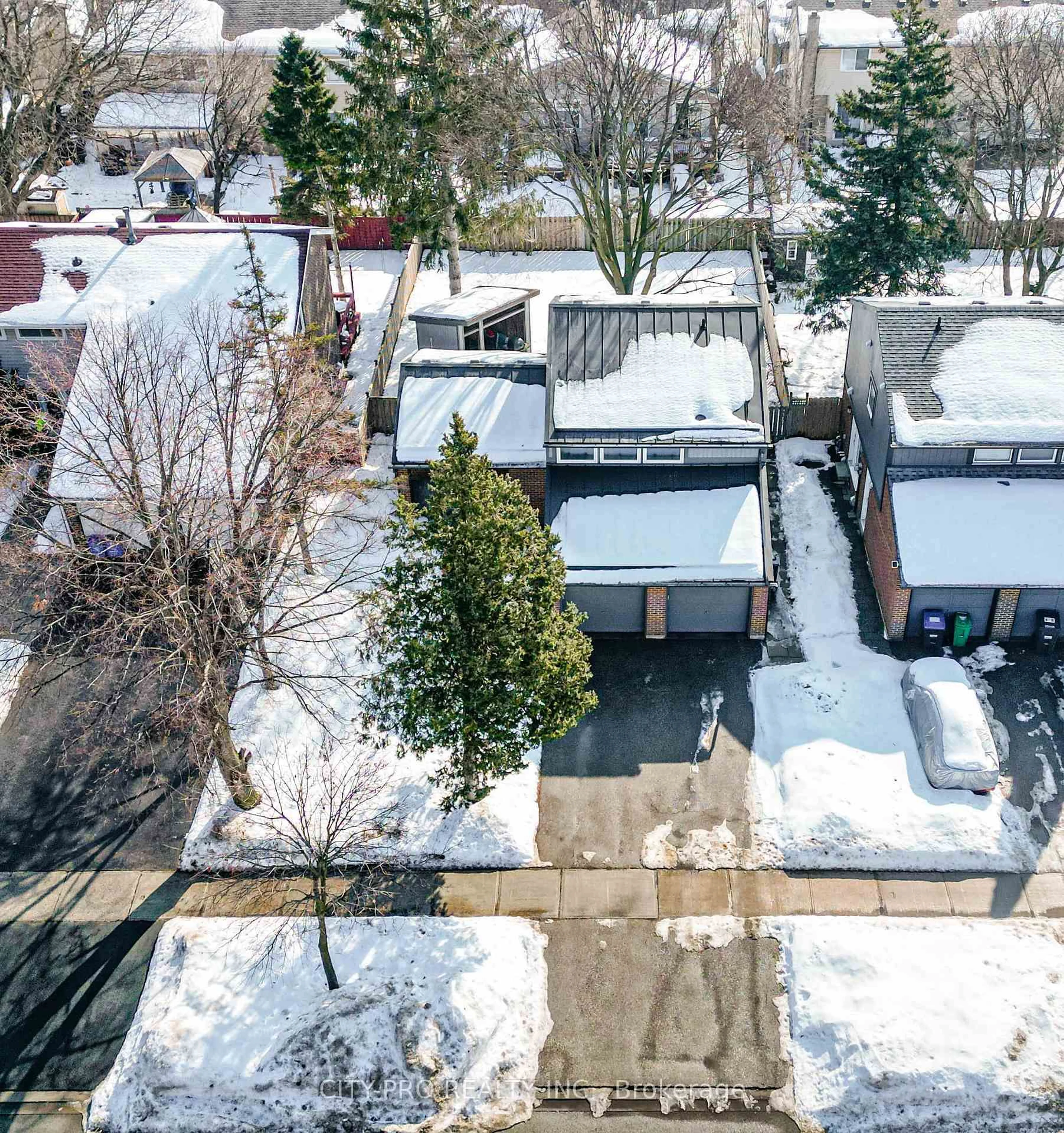 A pic from outside/outdoor area/front of a property/back of a property/a pic from drone, street for 2848 Windwood Dr, Mississauga Ontario L5N 1W6