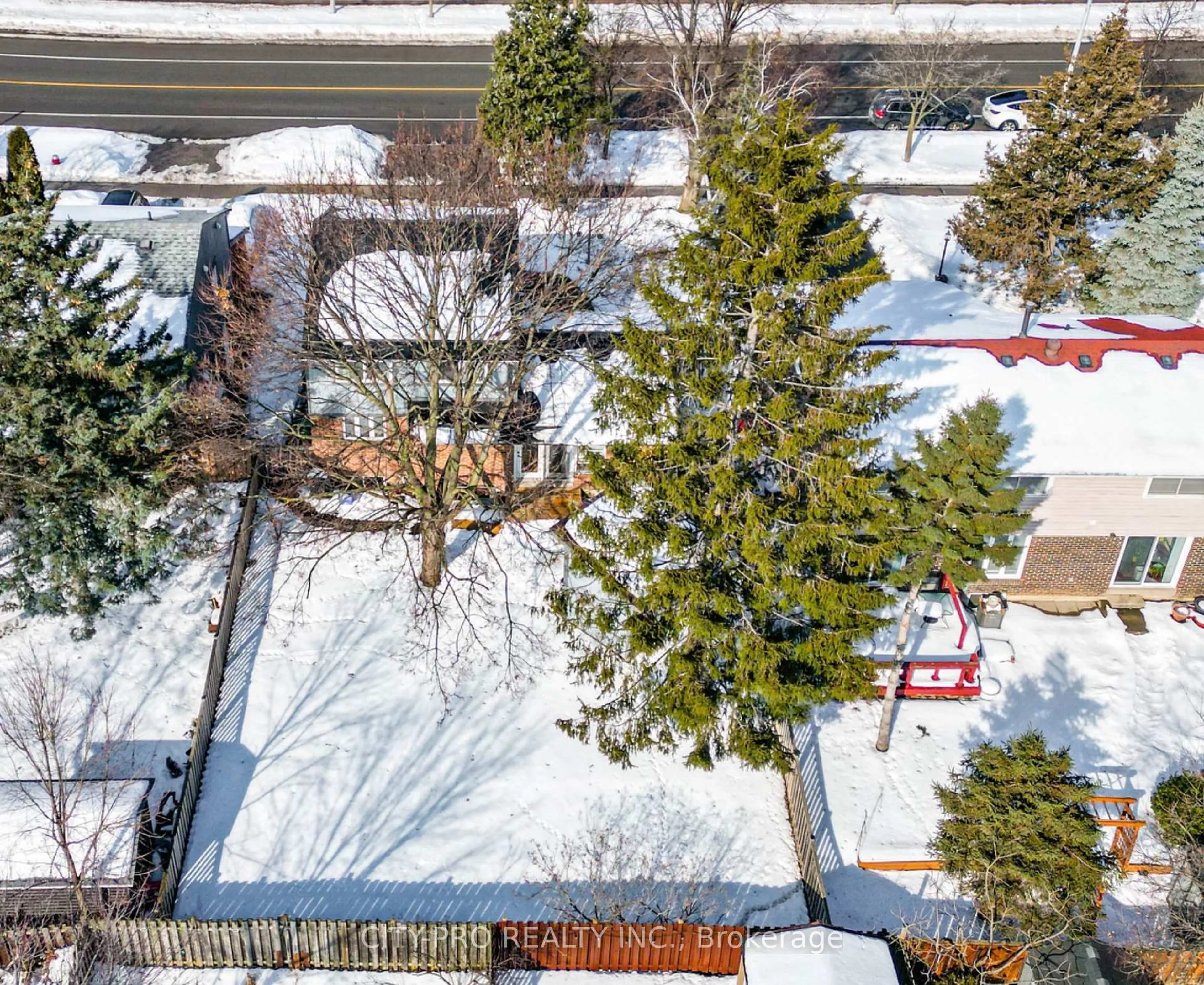 A pic from outside/outdoor area/front of a property/back of a property/a pic from drone, city buildings view from balcony for 2848 Windwood Dr, Mississauga Ontario L5N 1W6