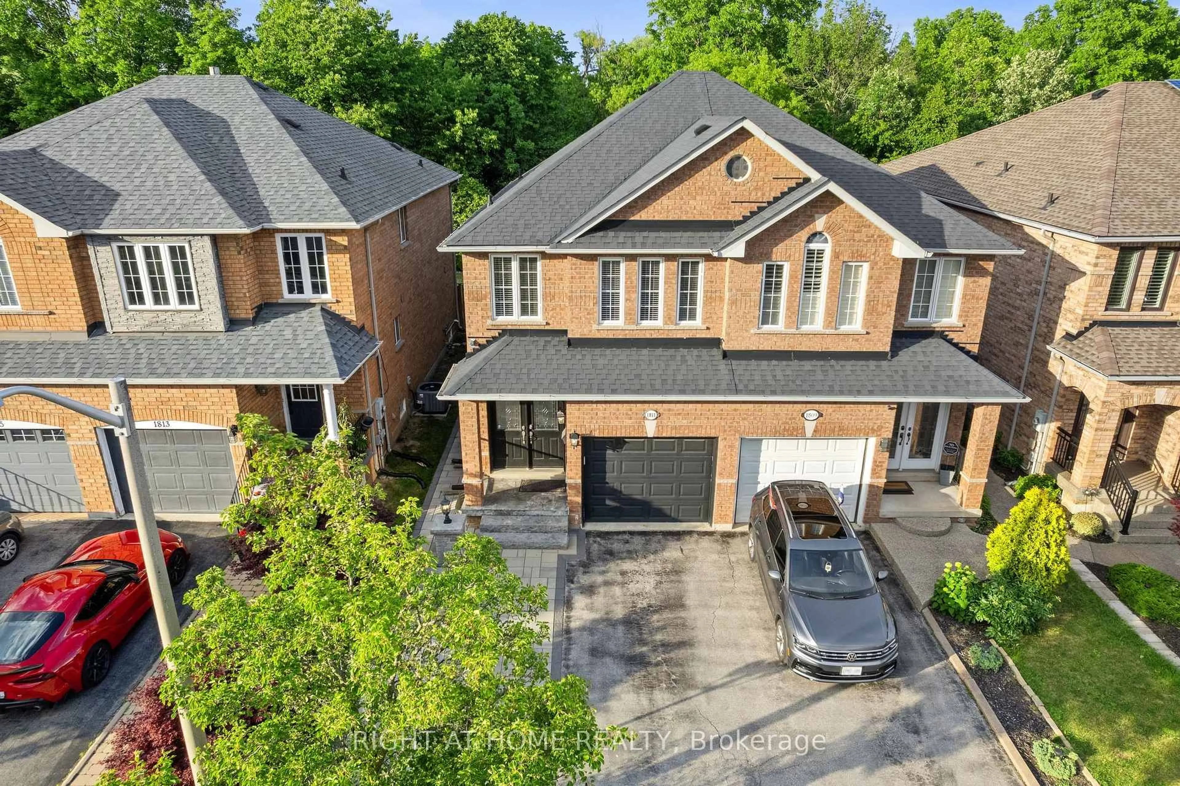 A pic from outside/outdoor area/front of a property/back of a property/a pic from drone, street for 1811 Creek Way, Burlington Ontario L7L 6R1