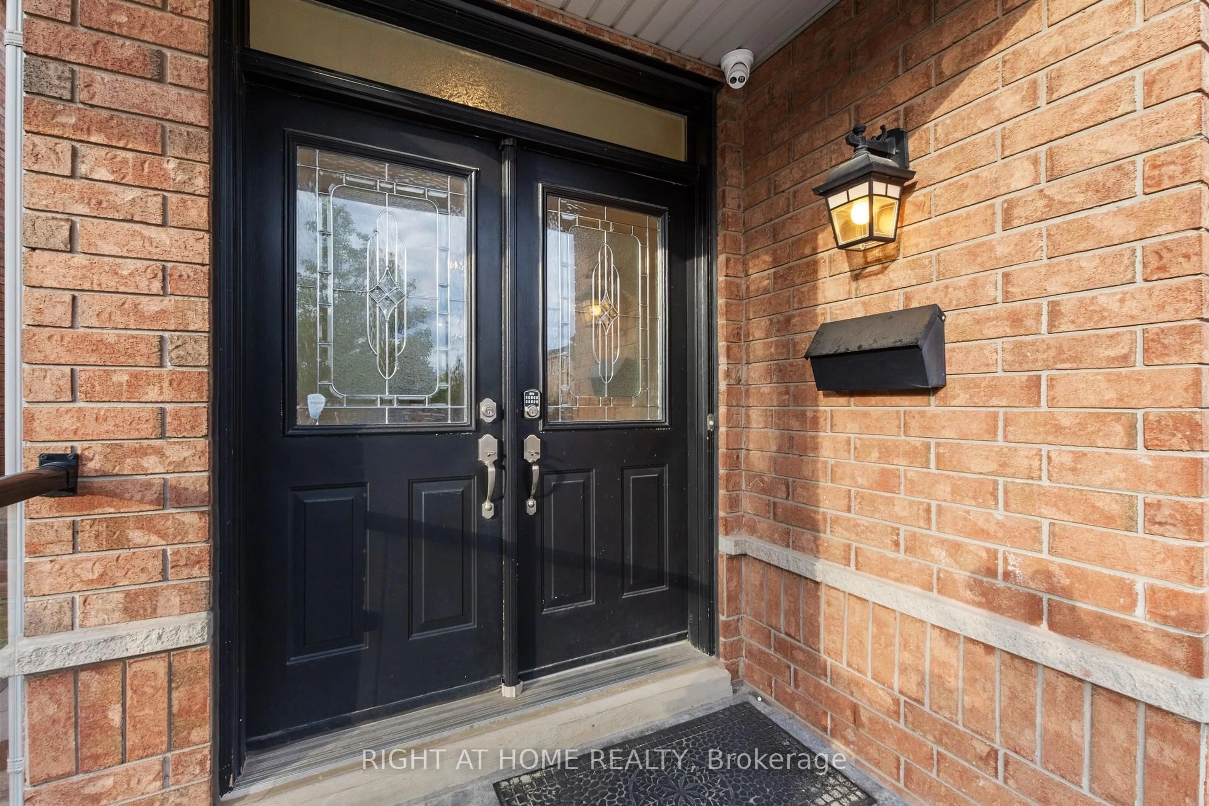 Indoor entryway for 1811 Creek Way, Burlington Ontario L7L 6R1