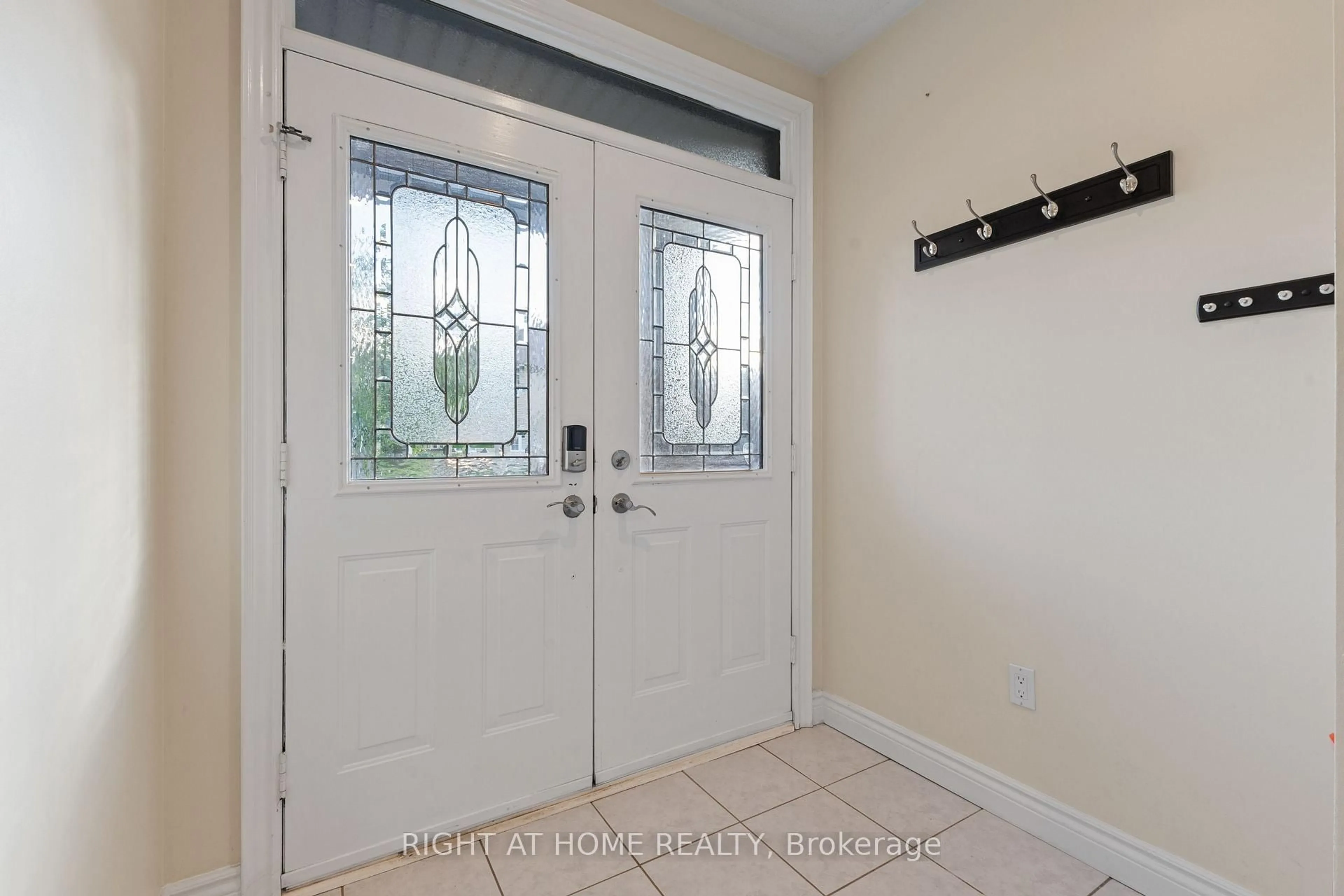 Indoor entryway for 1811 Creek Way, Burlington Ontario L7L 6R1