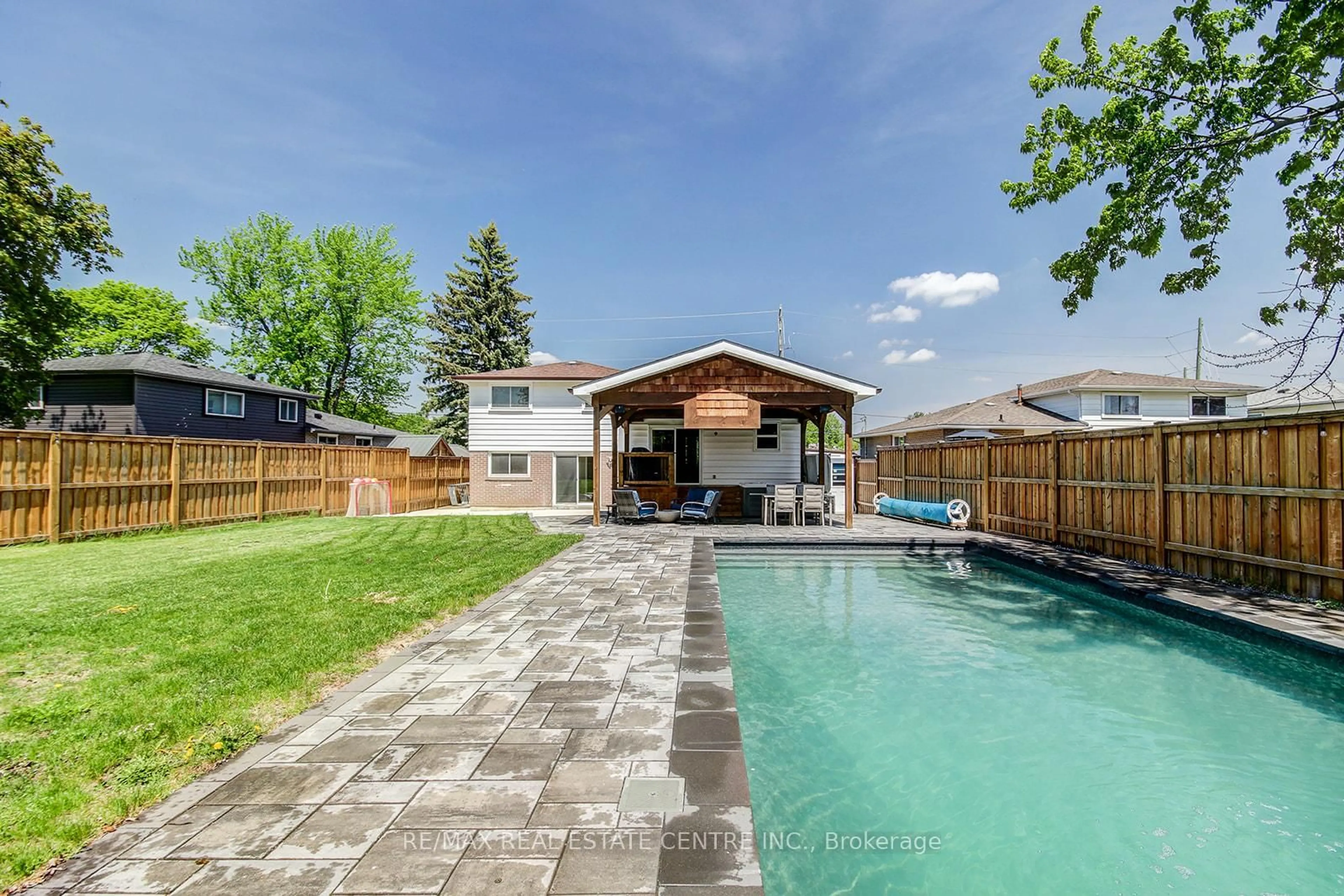 Pool for 200 DELREX Blvd, Halton Hills Ontario L7G 4E7