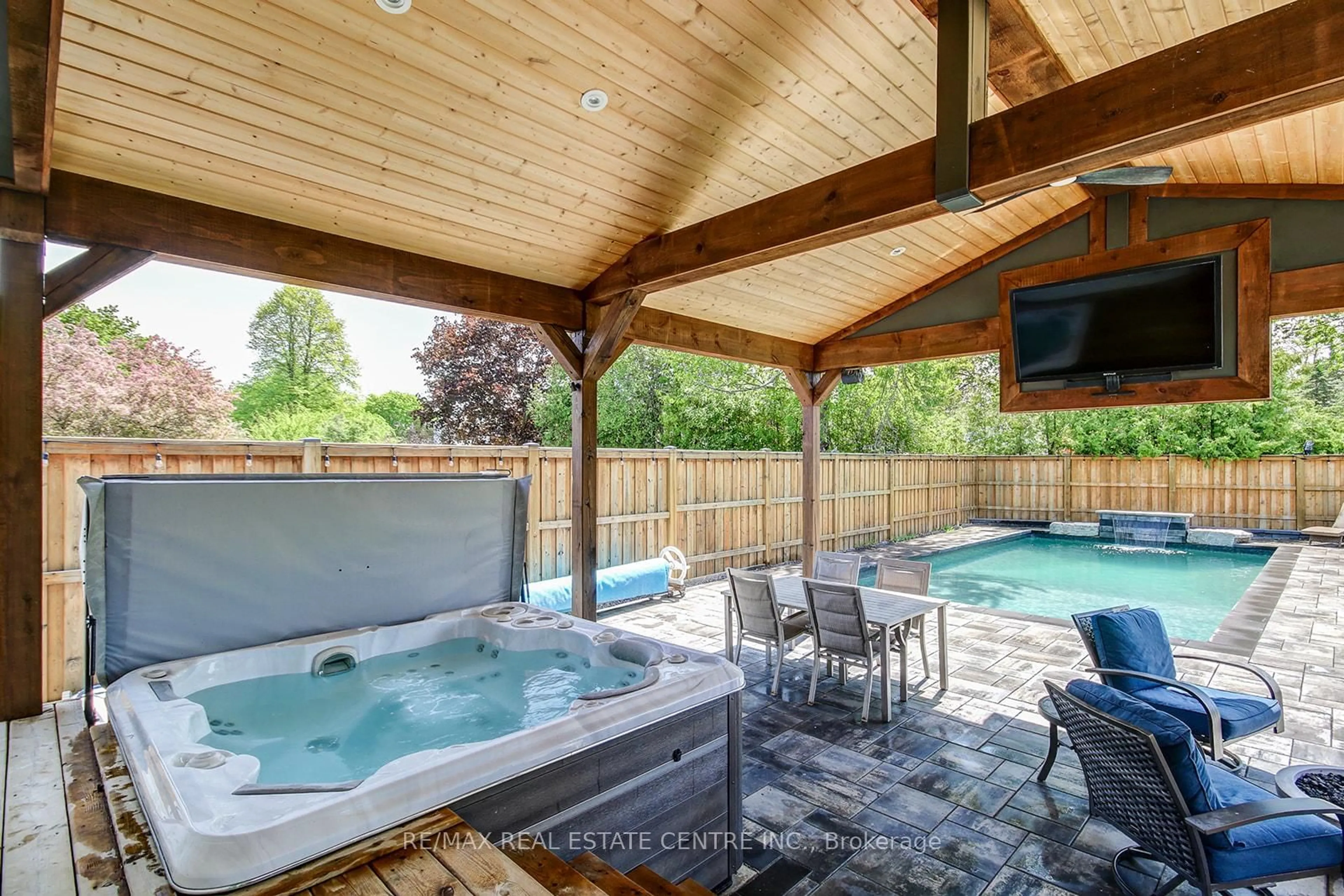 Pool for 200 DELREX Blvd, Halton Hills Ontario L7G 4E7