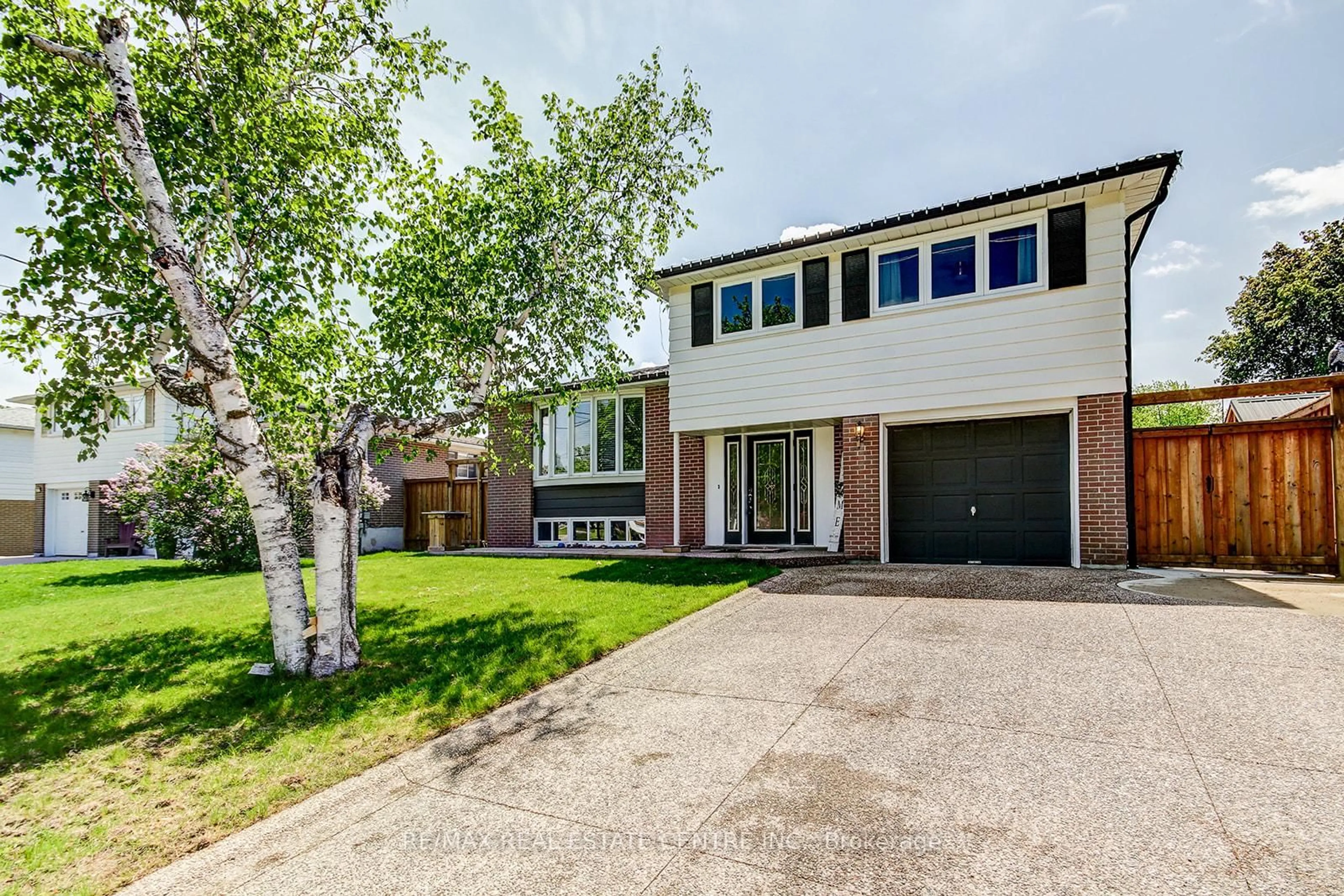 Home with brick exterior material, street for 200 DELREX Blvd, Halton Hills Ontario L7G 4E7