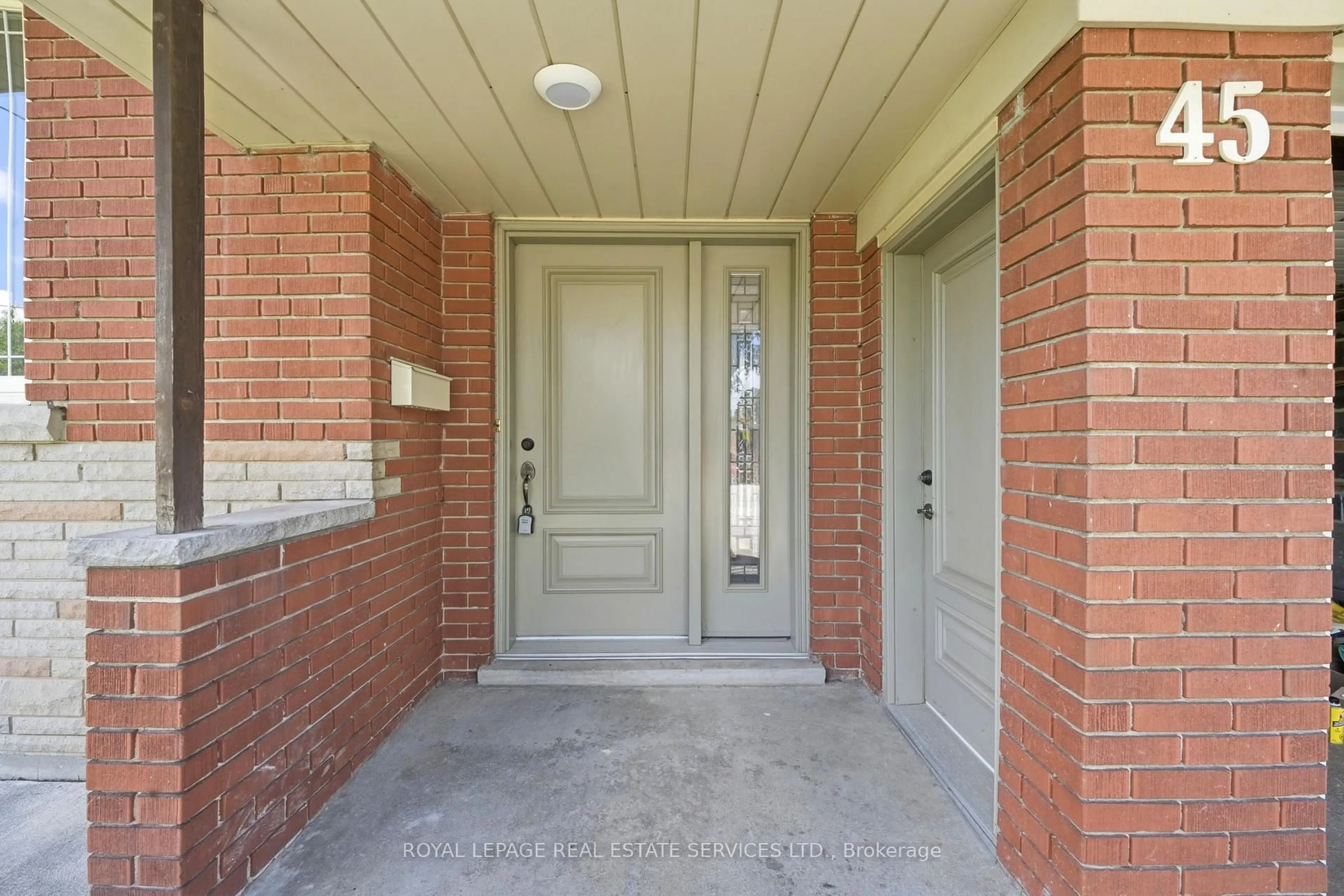 Indoor entryway for 45 Poynter Dr, Toronto Ontario M9R 1L3