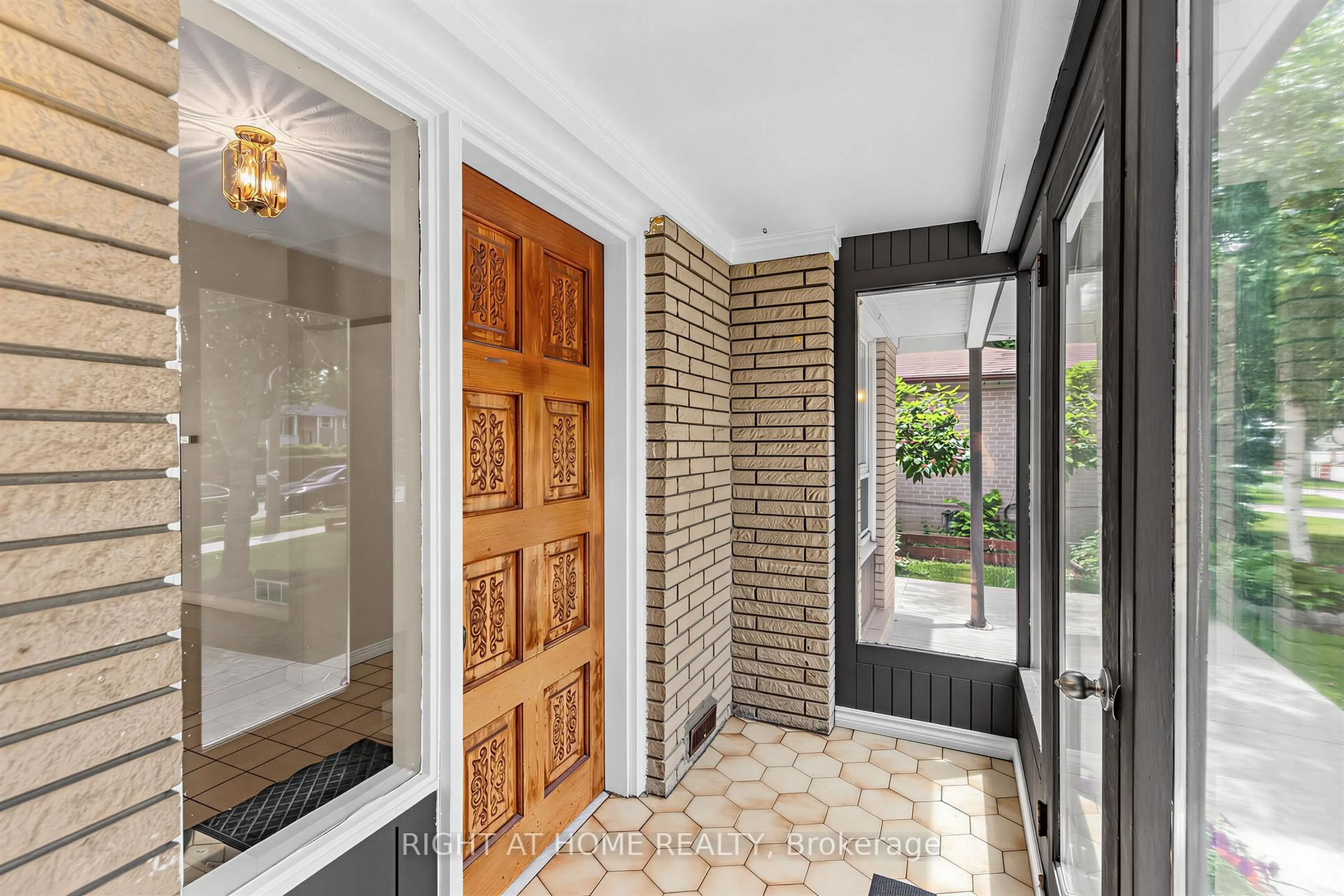 Indoor entryway for 12 Candlewood Cres, Toronto Ontario M3J 1G8