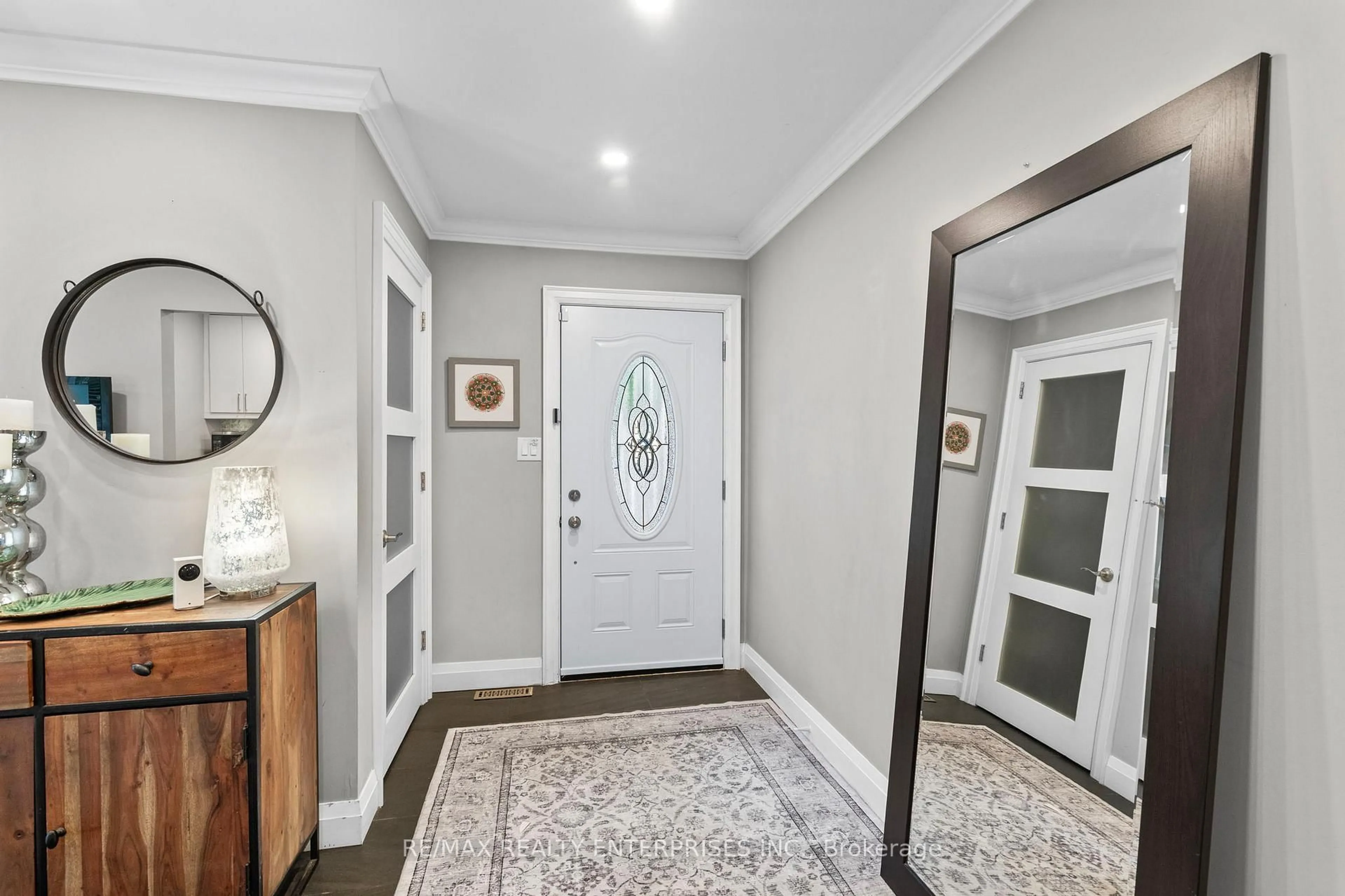 Indoor entryway for 685 Francis Rd #1, Burlington Ontario L7T 3X6