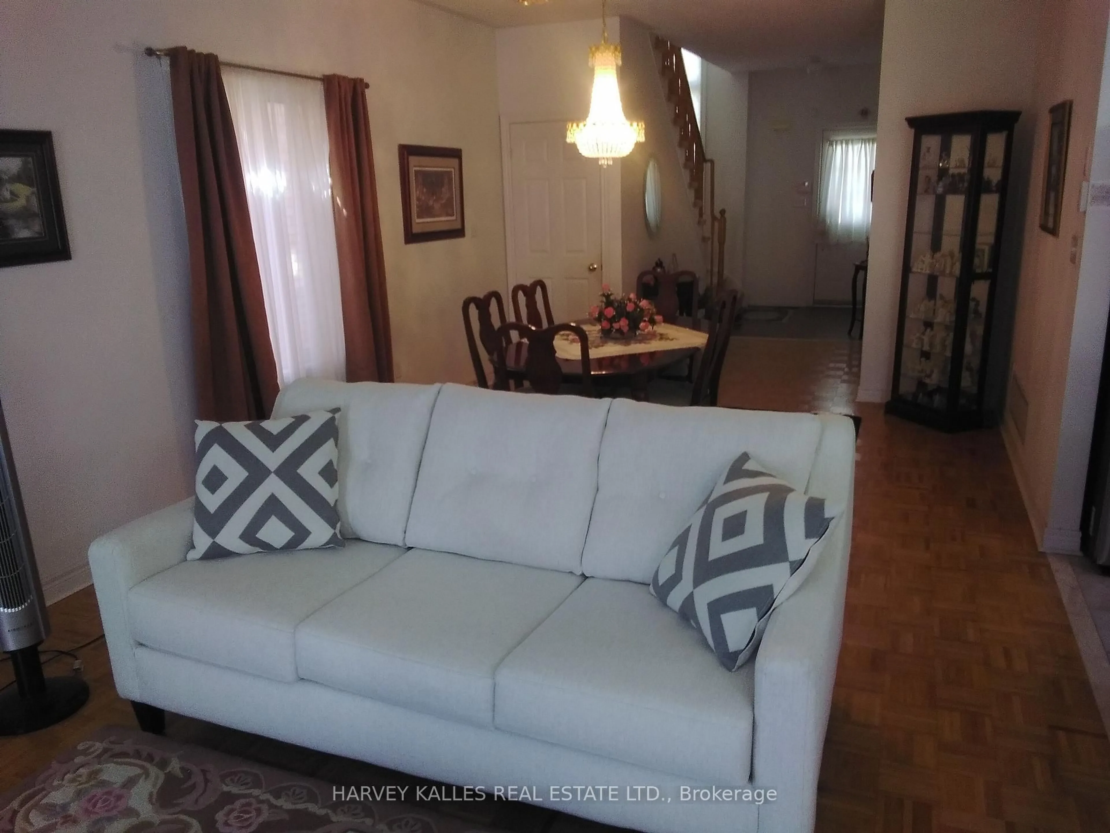 Living room with furniture, unknown for 5561 Katy Gate, Mississauga Ontario L5M 7M9