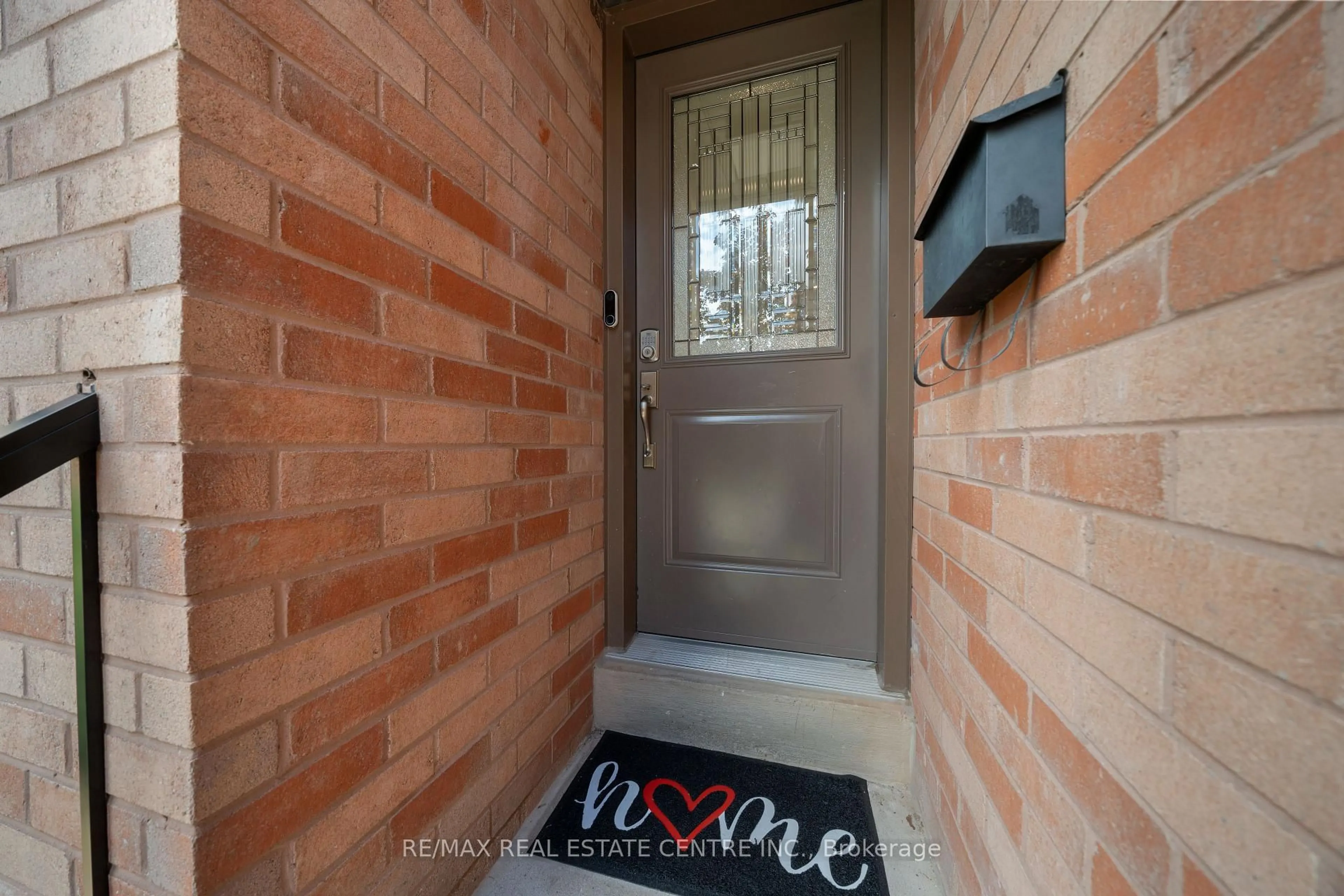 Indoor entryway for 2915 Headon Forest Dr #45, Burlington Ontario L7M 3Z6