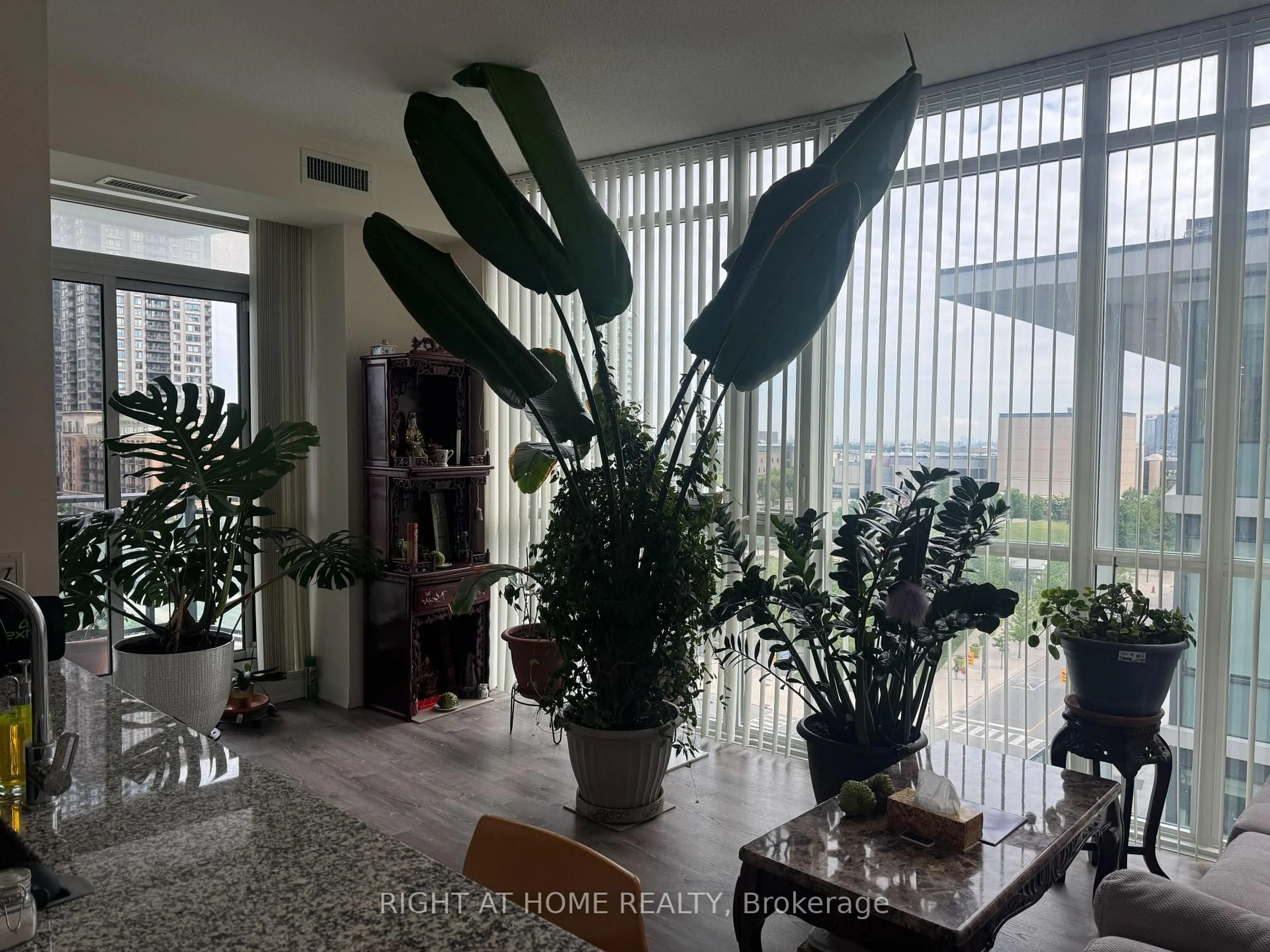 Indoor foyer for 4099 Brickstone Mews #708, Mississauga Ontario L5B 0G2