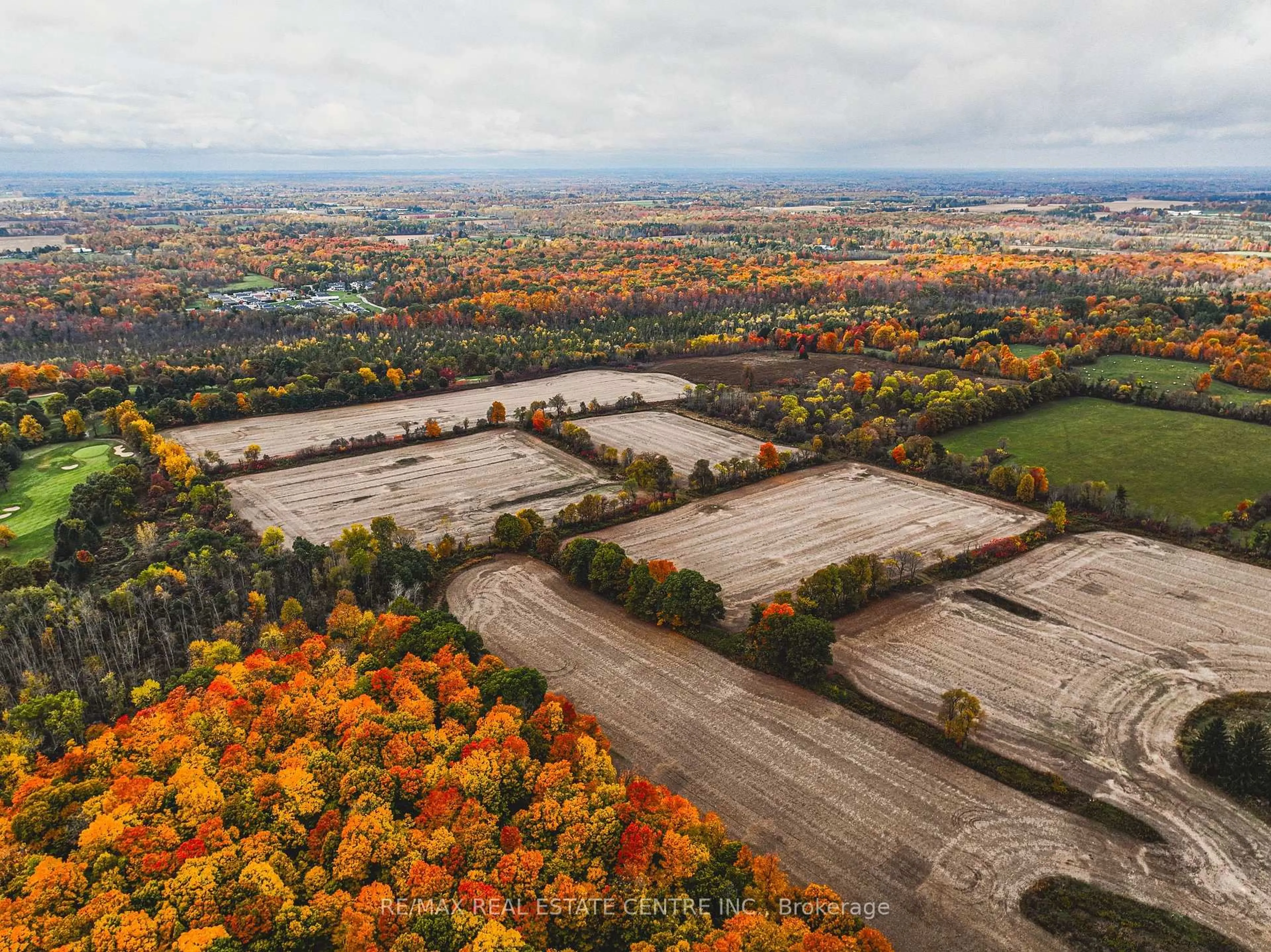 A pic from outside/outdoor area/front of a property/back of a property/a pic from drone, mountain view for 4300 Cedar Springs Rd, Burlington Ontario L7P 0P5