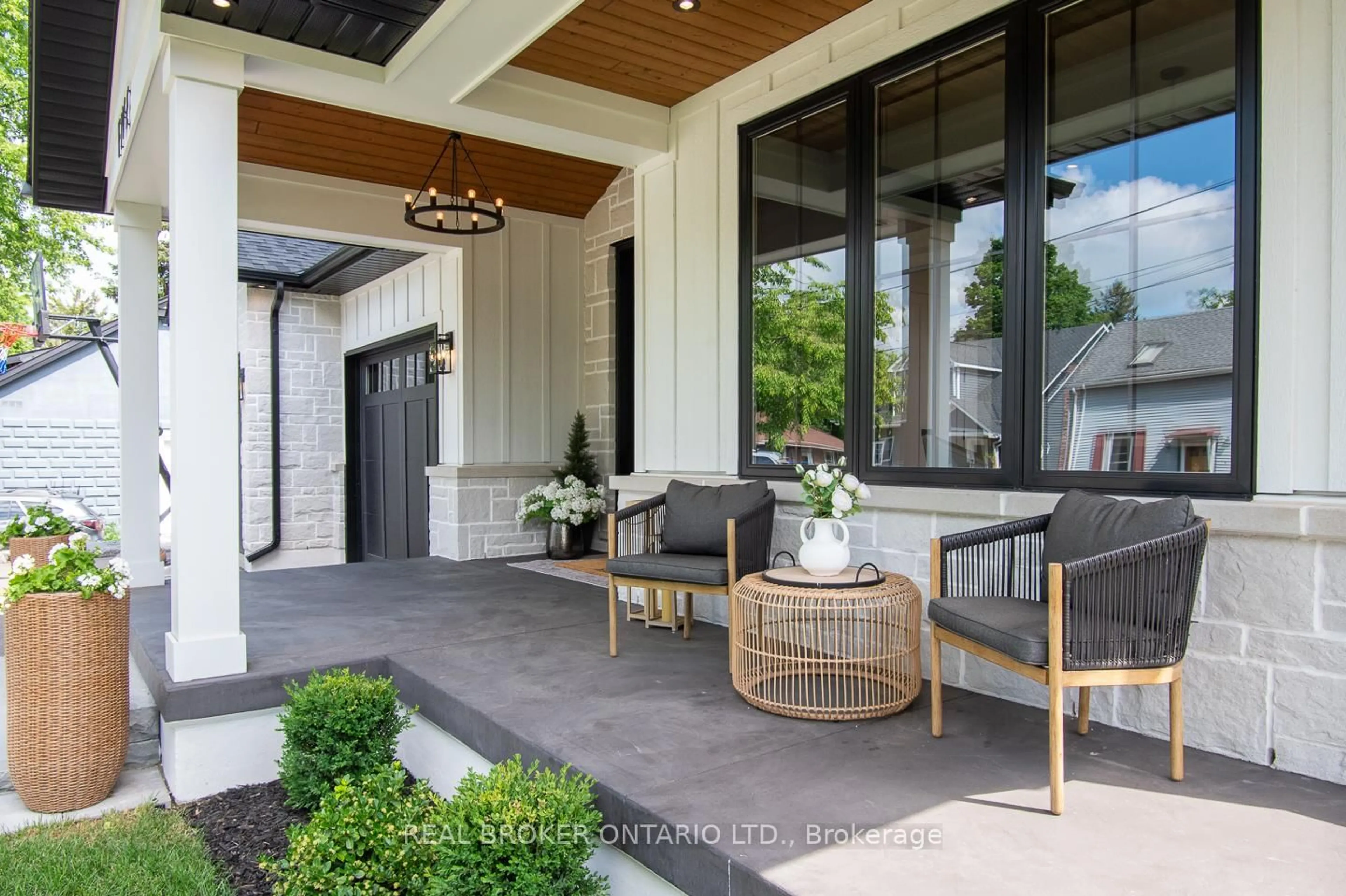 Indoor entryway for 5 Arletta St, Halton Hills Ontario L7G 3J2