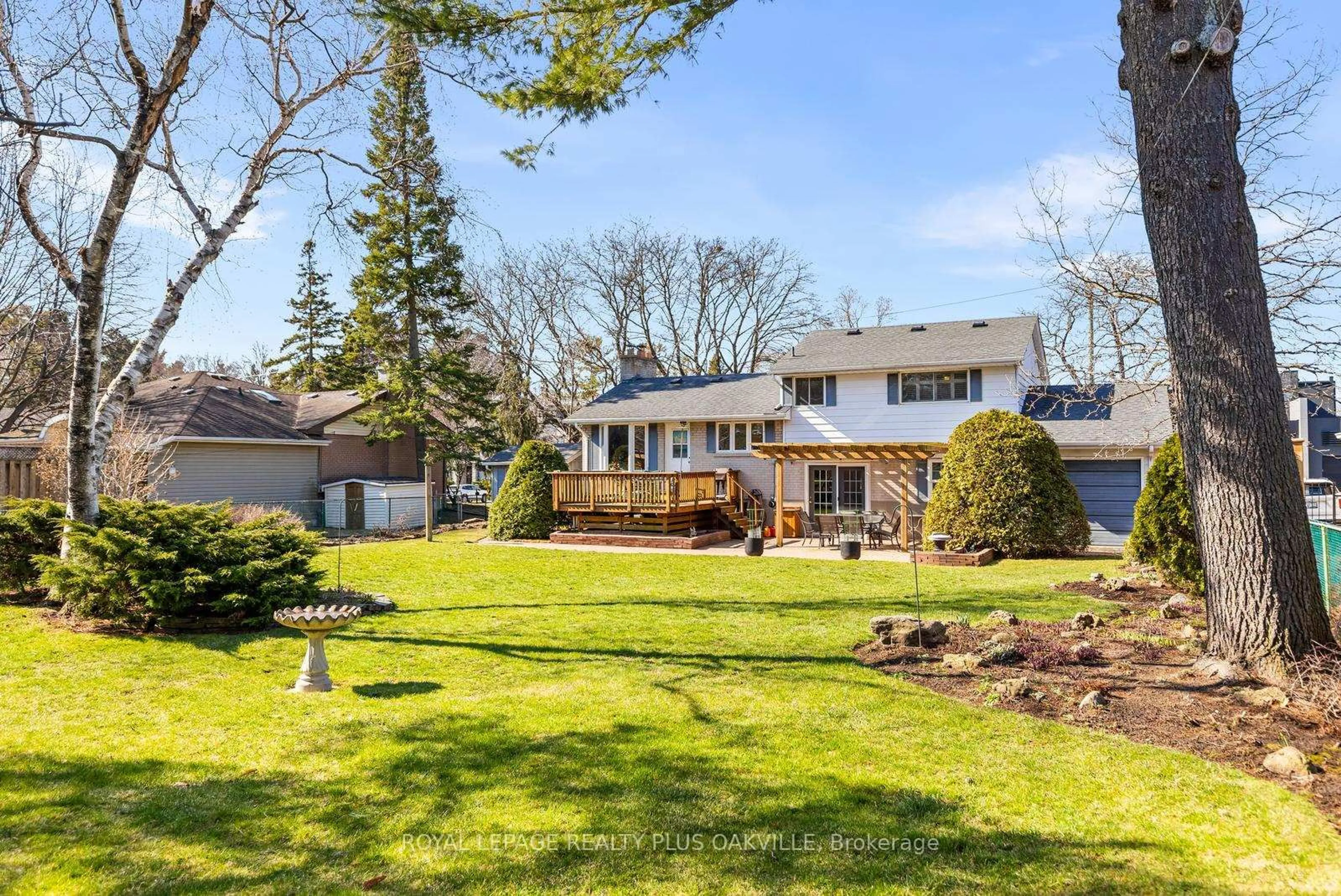 A pic from outside/outdoor area/front of a property/back of a property/a pic from drone, street for 227 Sandwell Dr, Oakville Ontario L6L 4P3