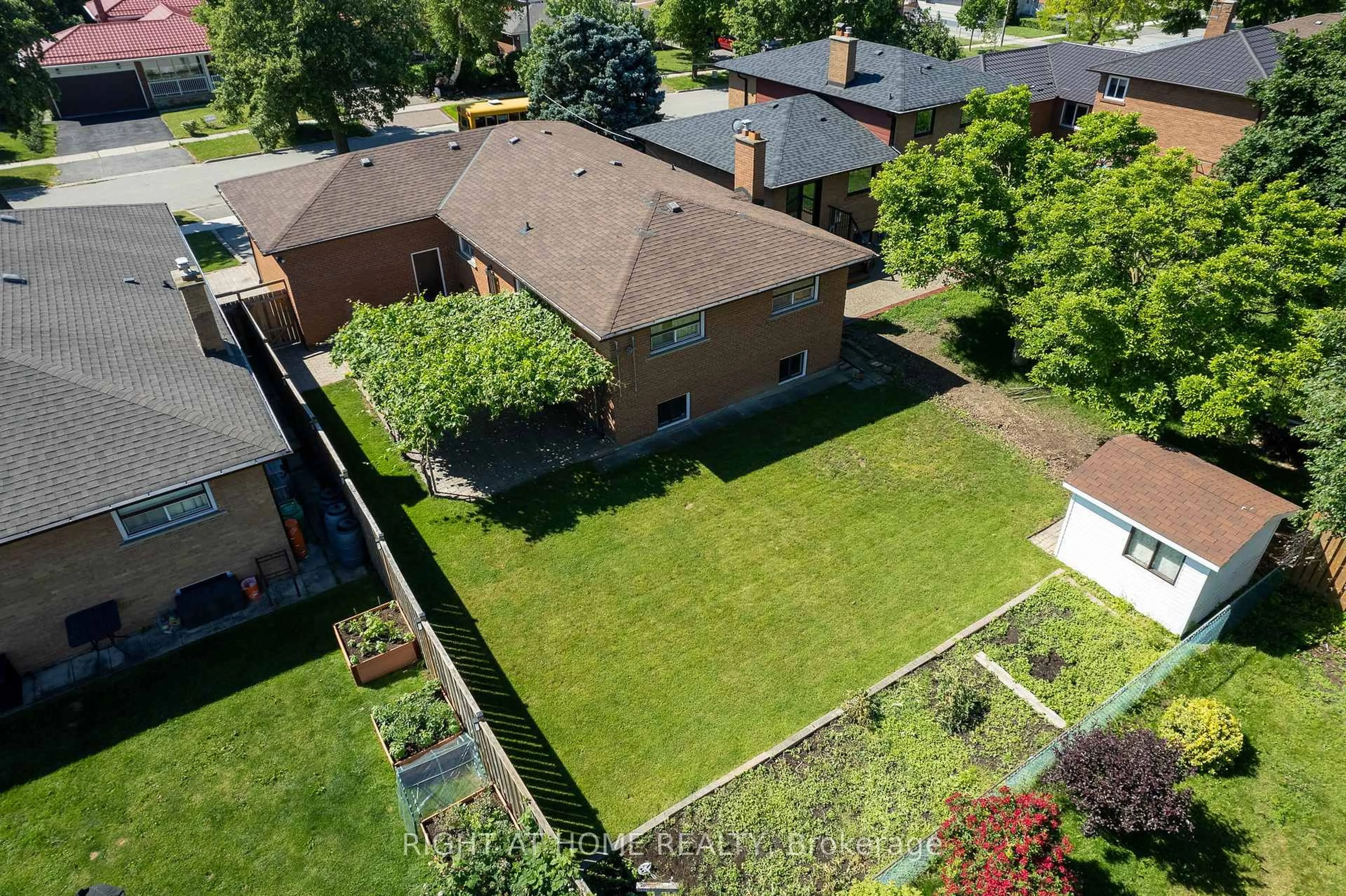 A pic from outside/outdoor area/front of a property/back of a property/a pic from drone, unknown for 1197 Shamir Cres, Mississauga Ontario L5C 1L2