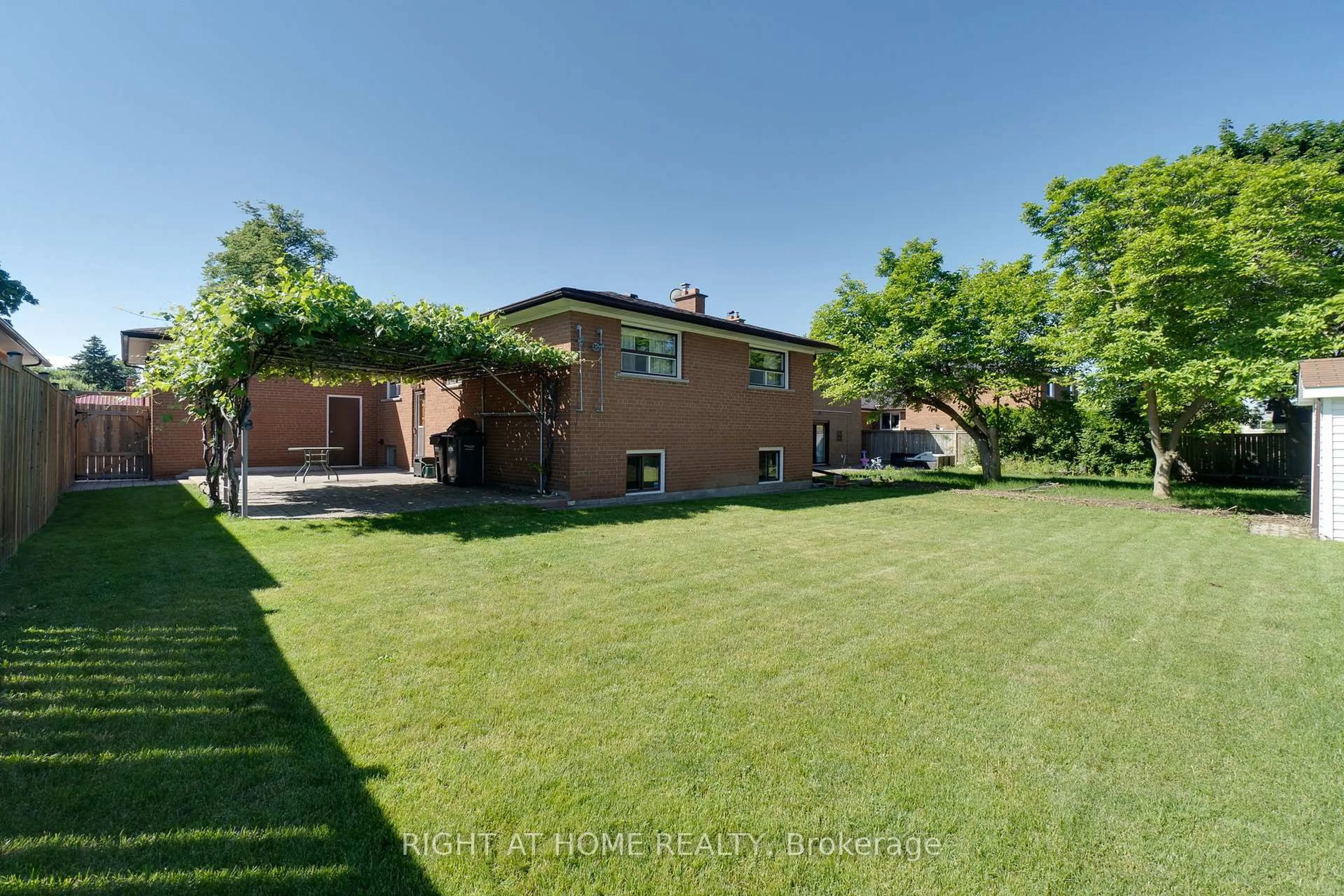 A pic from outside/outdoor area/front of a property/back of a property/a pic from drone, street for 1197 Shamir Cres, Mississauga Ontario L5C 1L2