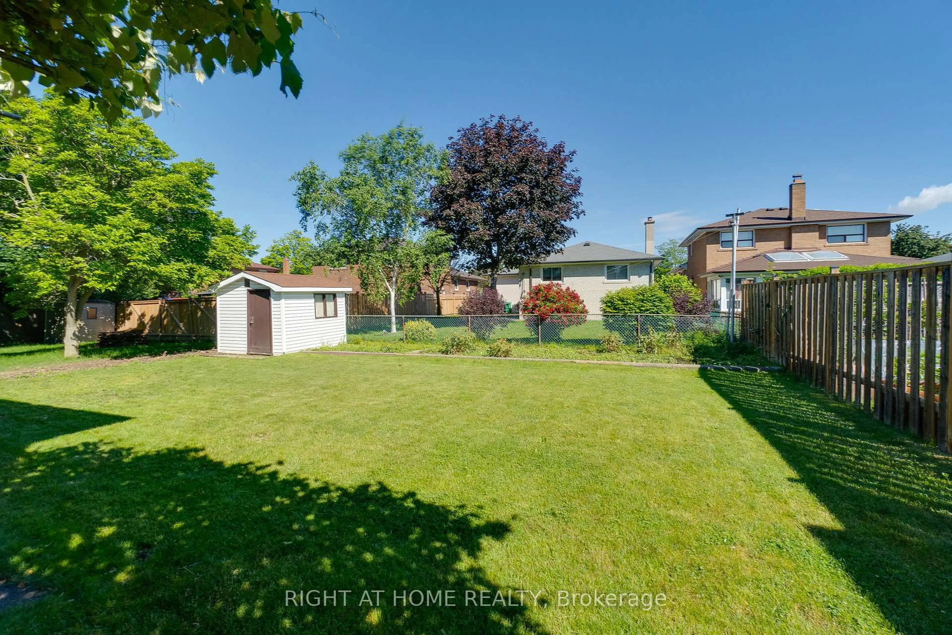 A pic from outside/outdoor area/front of a property/back of a property/a pic from drone, street for 1197 Shamir Cres, Mississauga Ontario L5C 1L2