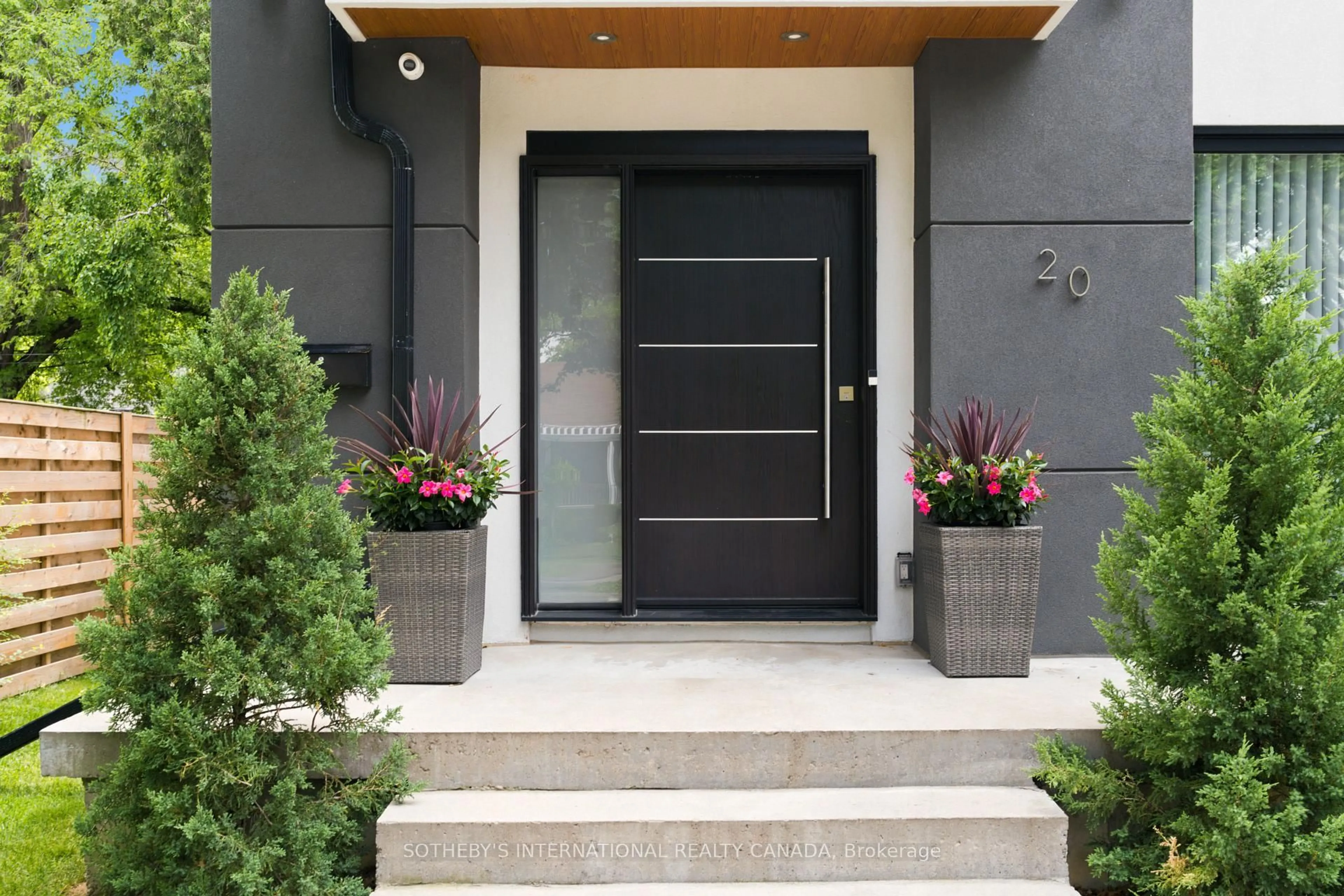 Indoor entryway for 20 Uno Dr, Toronto Ontario M8Z 3N6