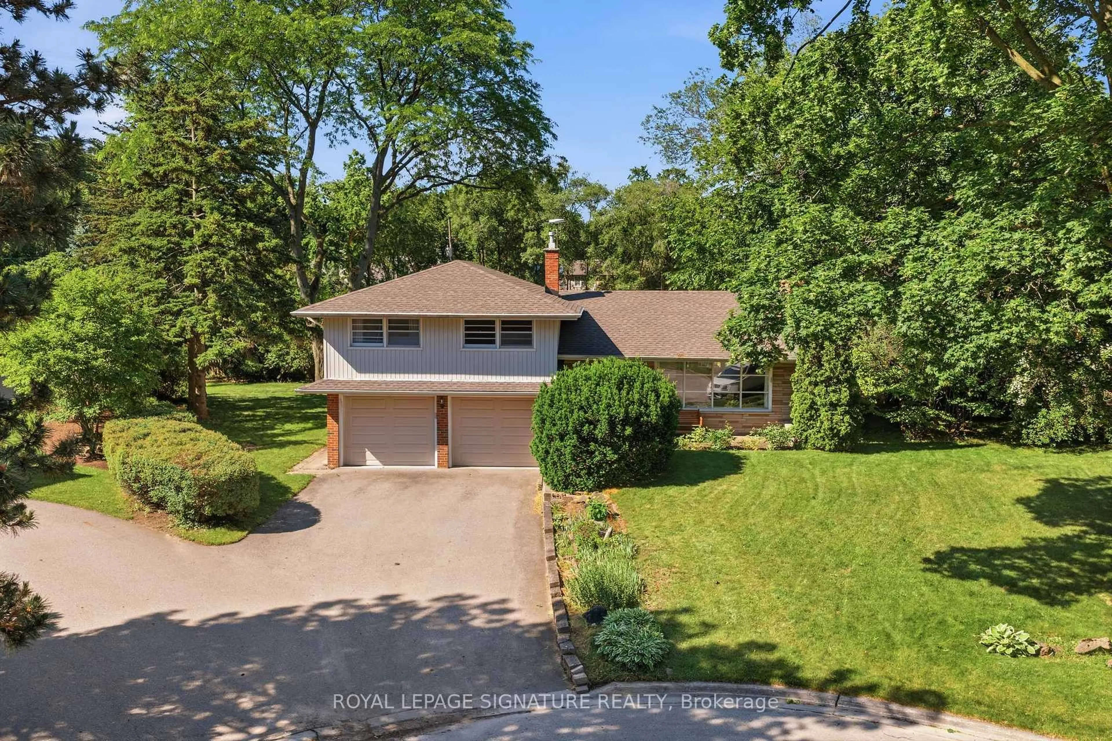 A pic from outside/outdoor area/front of a property/back of a property/a pic from drone, unknown for 308 South Crt, Burlington Ontario L7N 1S7