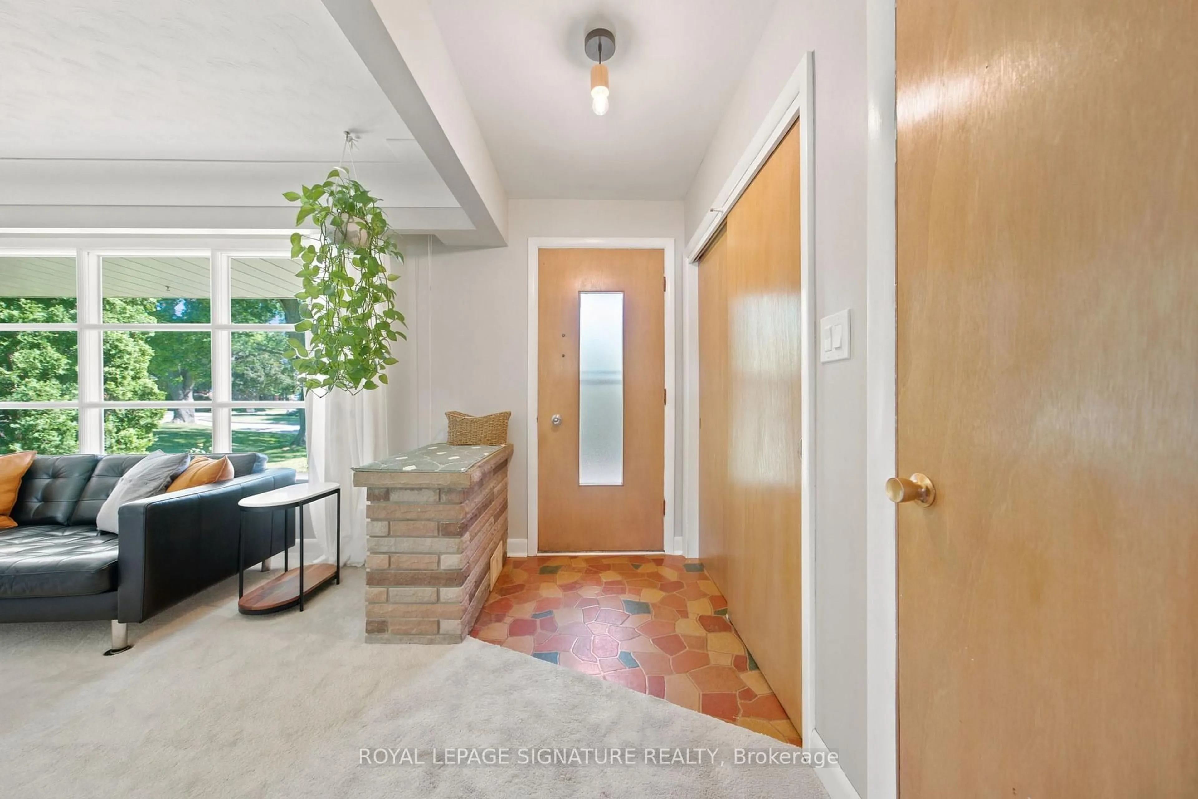 Indoor entryway for 308 South Crt, Burlington Ontario L7N 1S7