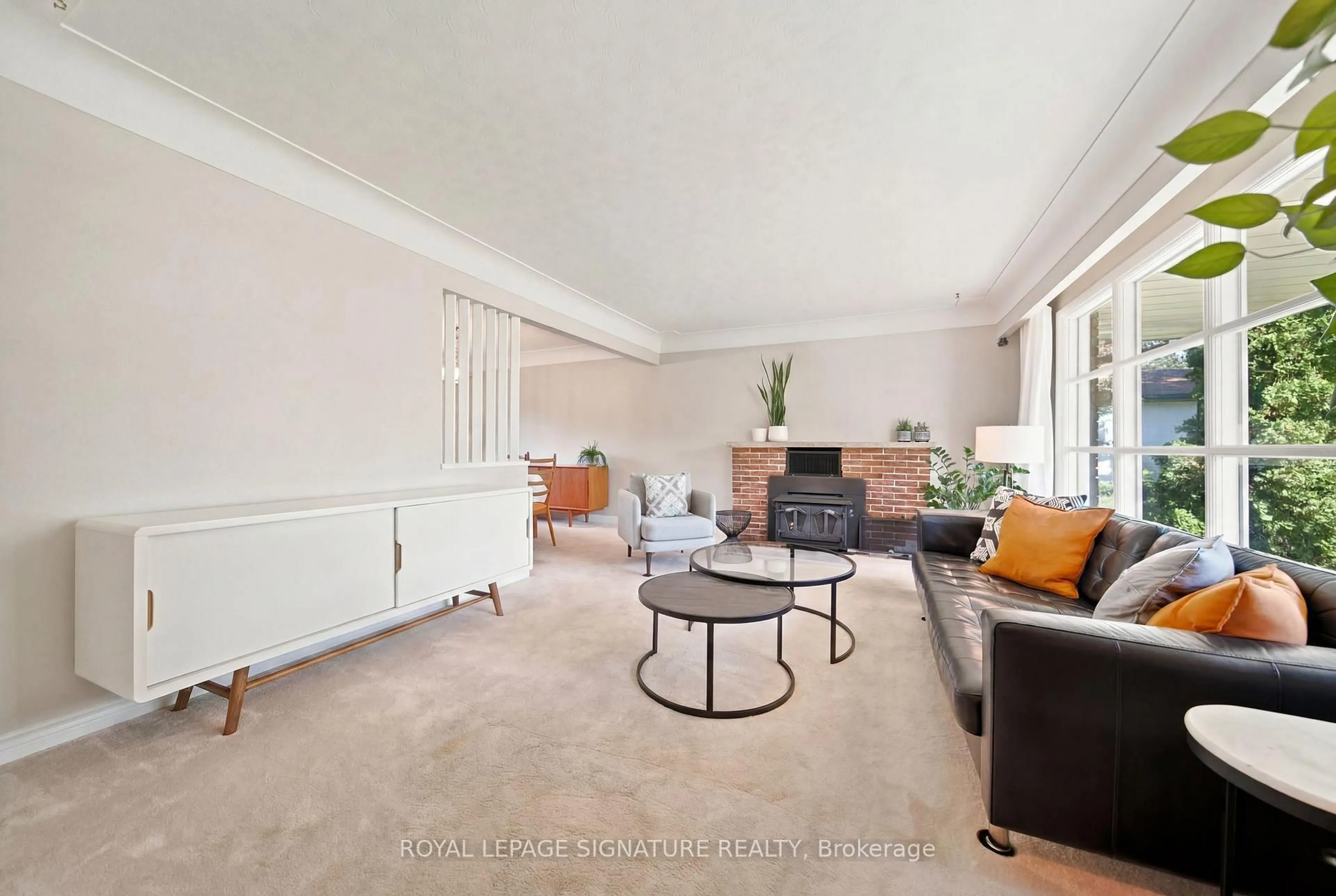 Living room with furniture, carpet floor for 308 South Crt, Burlington Ontario L7N 1S7