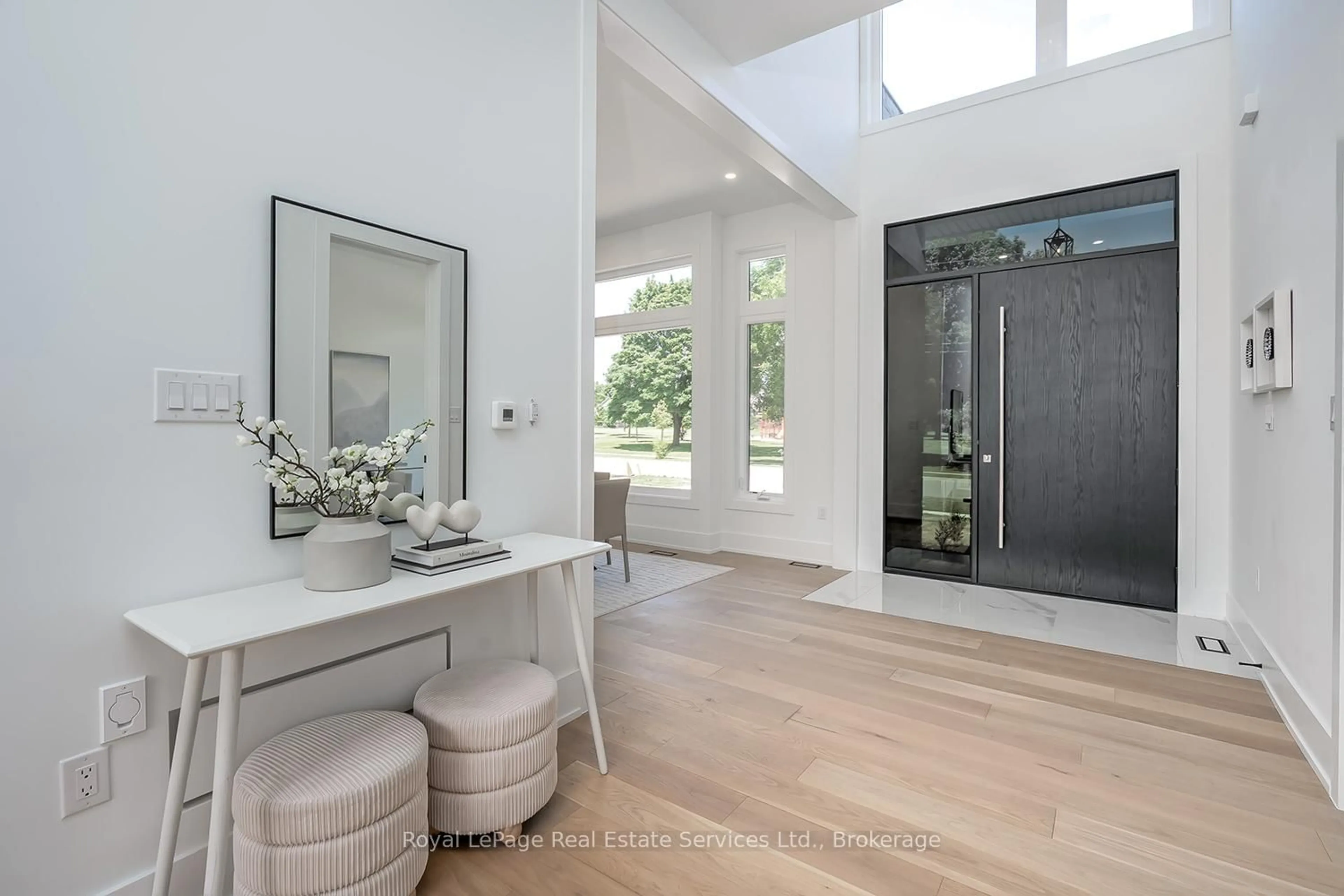 Indoor entryway for 310 Tuck Dr, Burlington Ontario L7L 2R1