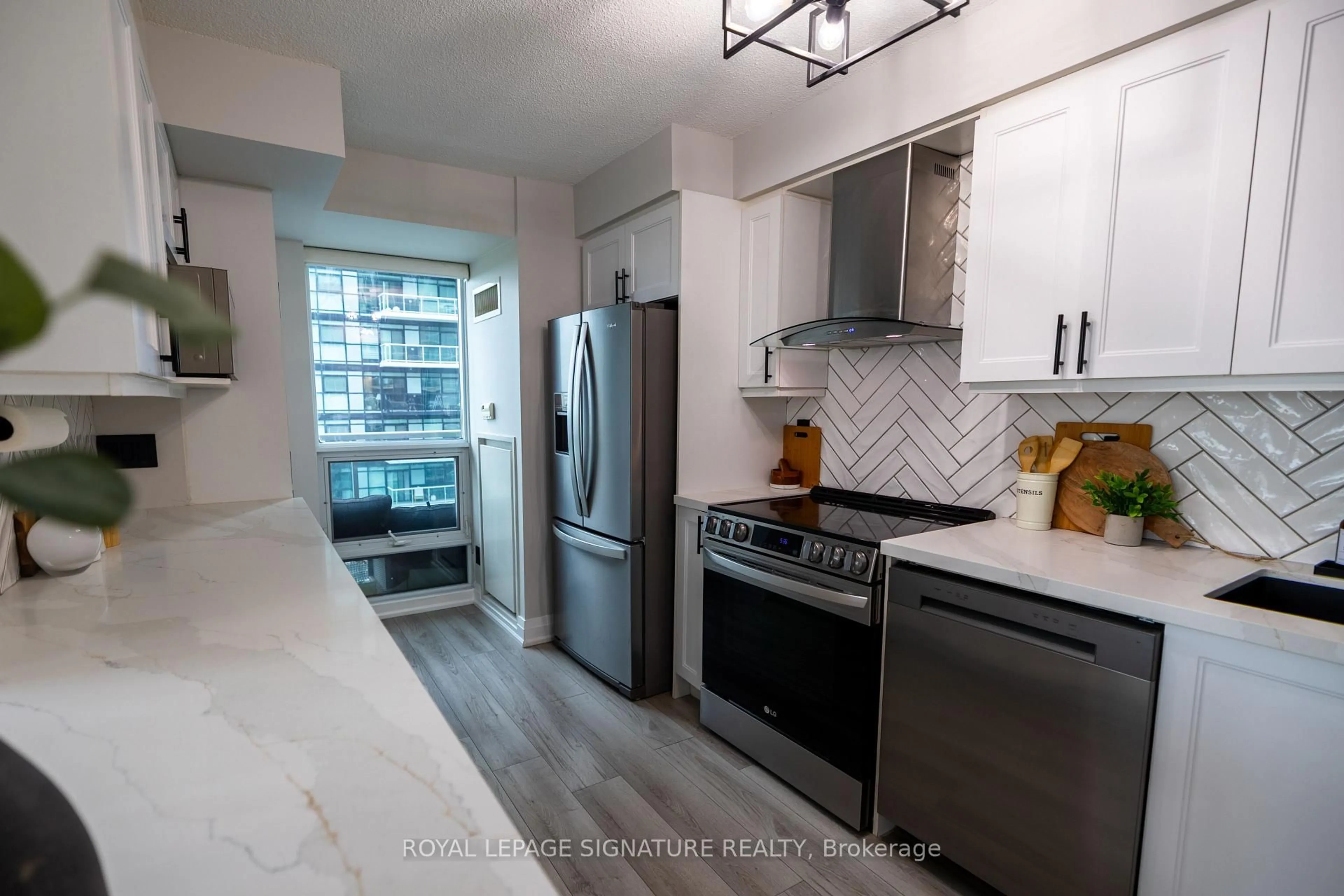 Open concept kitchen, unknown for 155 Legion Rd #1905, Toronto Ontario M8Y 0A7