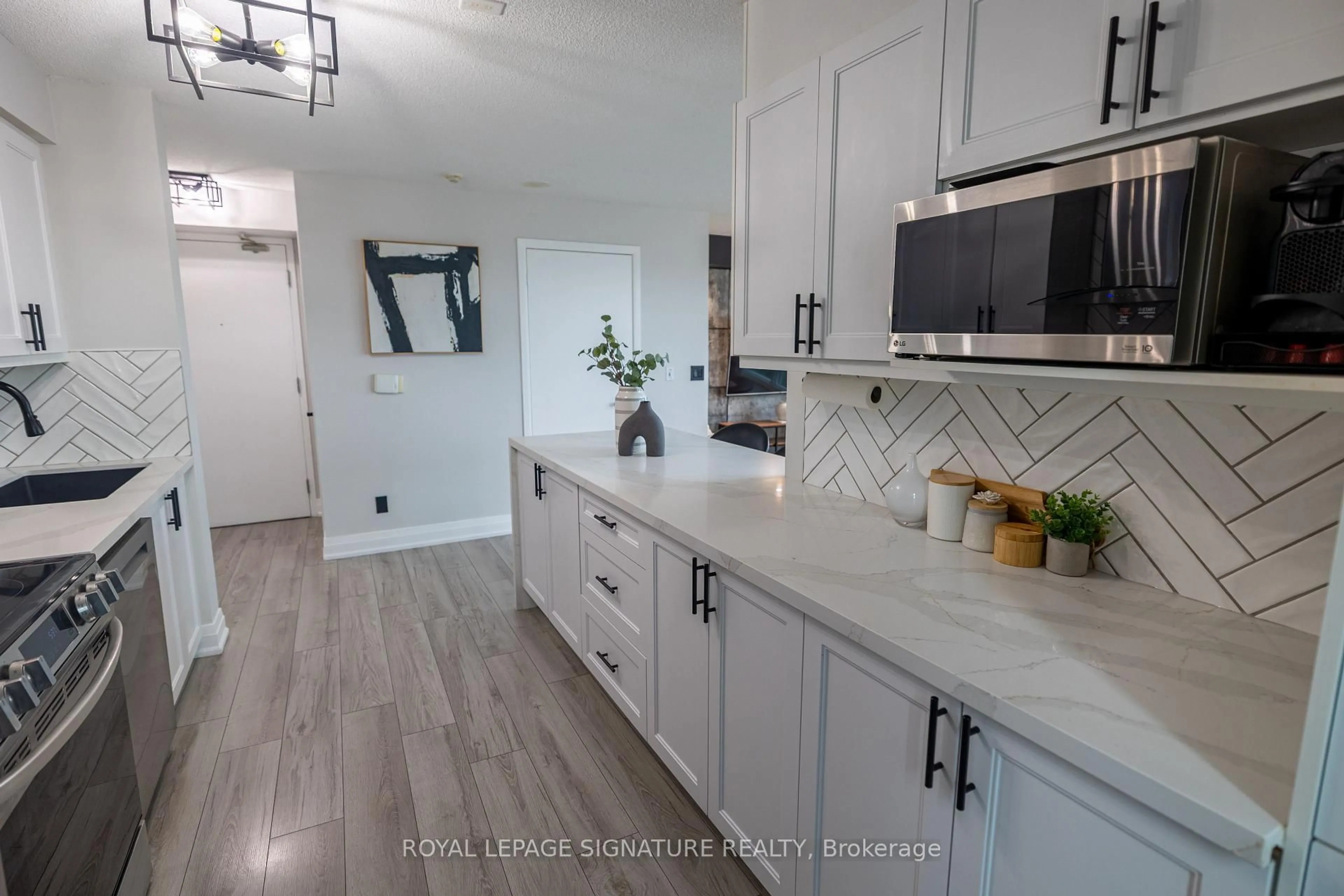 Open concept kitchen, ceramic/tile floor for 155 Legion Rd #1905, Toronto Ontario M8Y 0A7