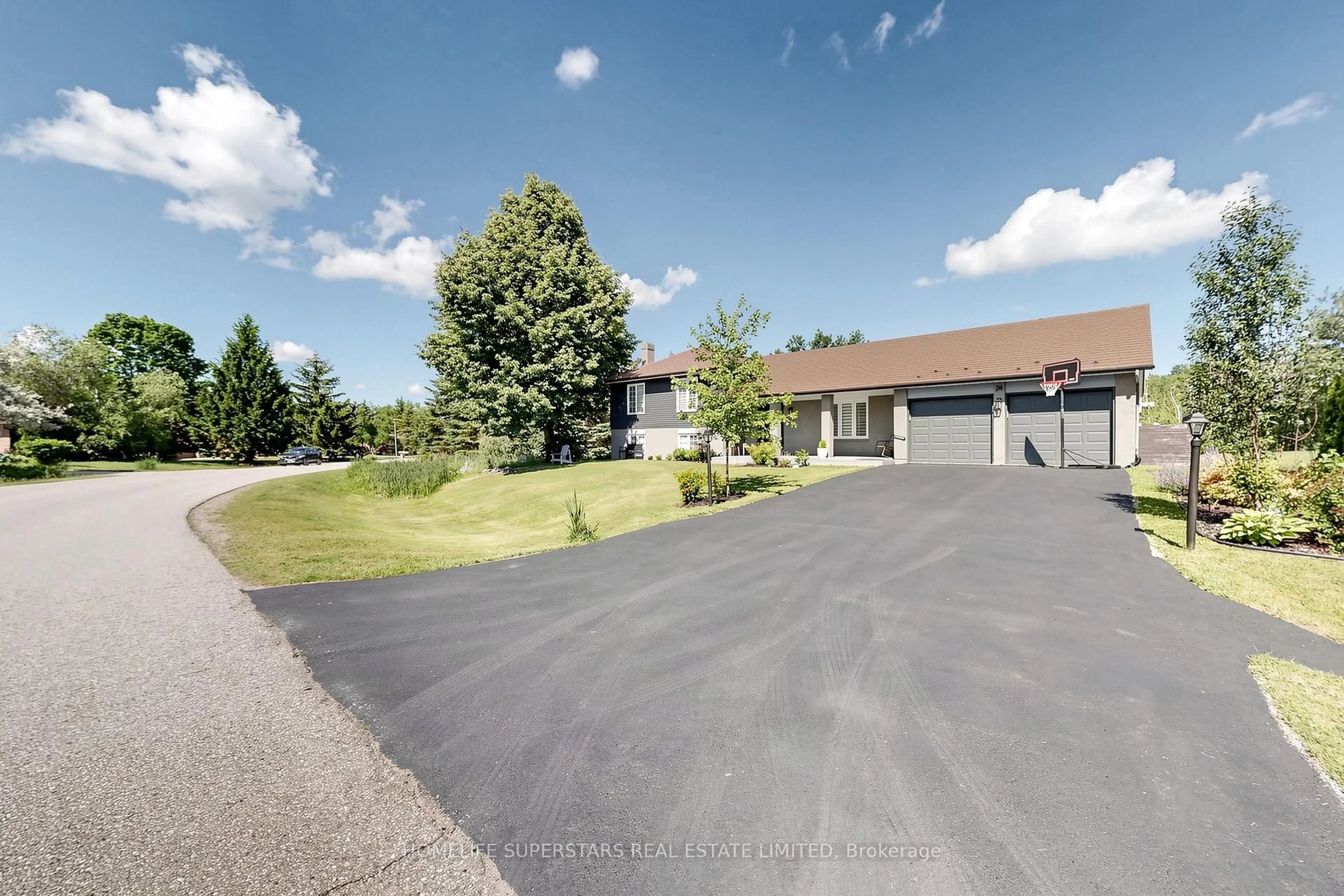 A pic from outside/outdoor area/front of a property/back of a property/a pic from drone, unknown for 24 Mcgregor Dr, Caledon Ontario L7K 0B2