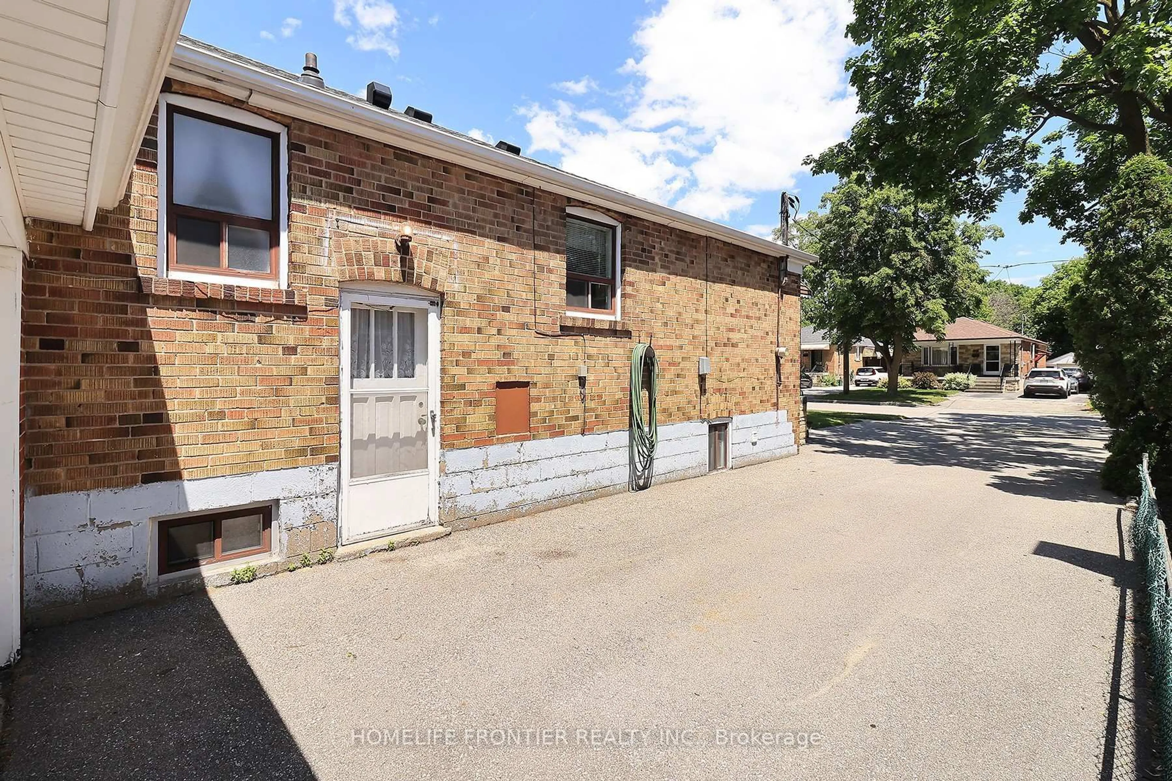 A pic from outside/outdoor area/front of a property/back of a property/a pic from drone, street for 120 North Carson St, Toronto Ontario M8W 4C8