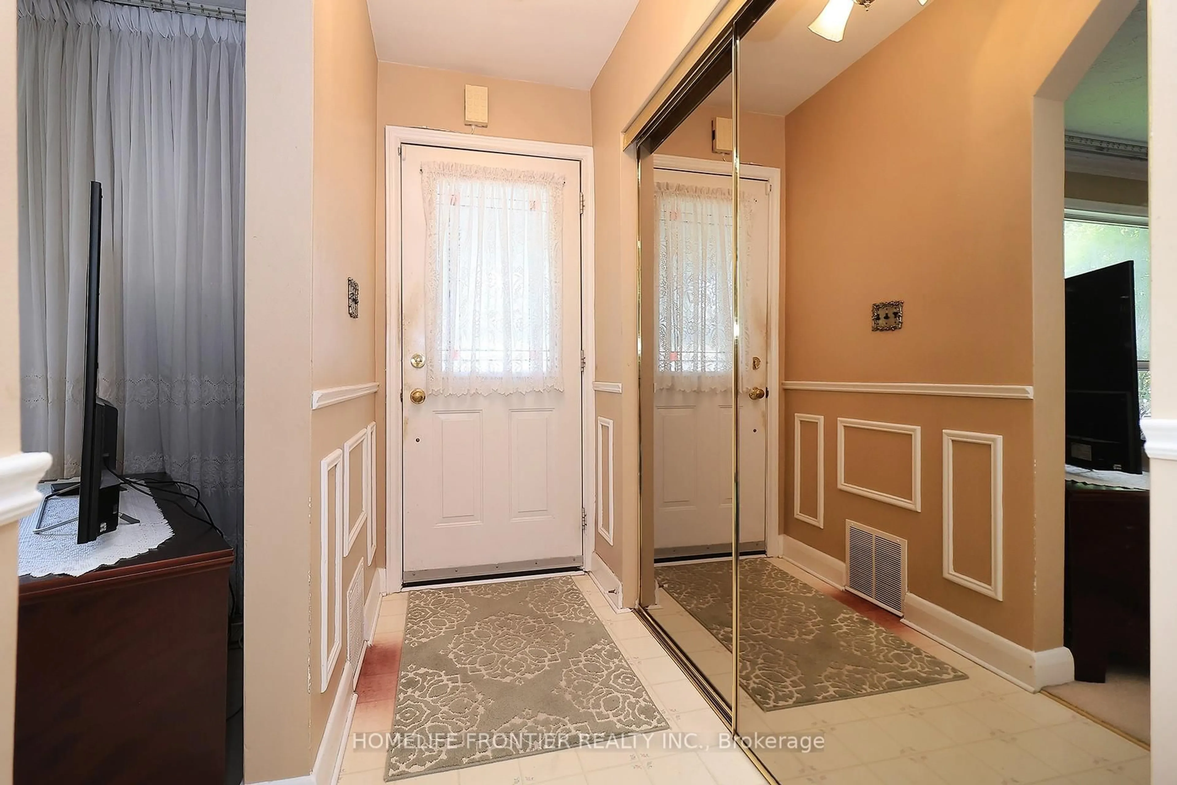 Indoor entryway for 120 North Carson St, Toronto Ontario M8W 4C8