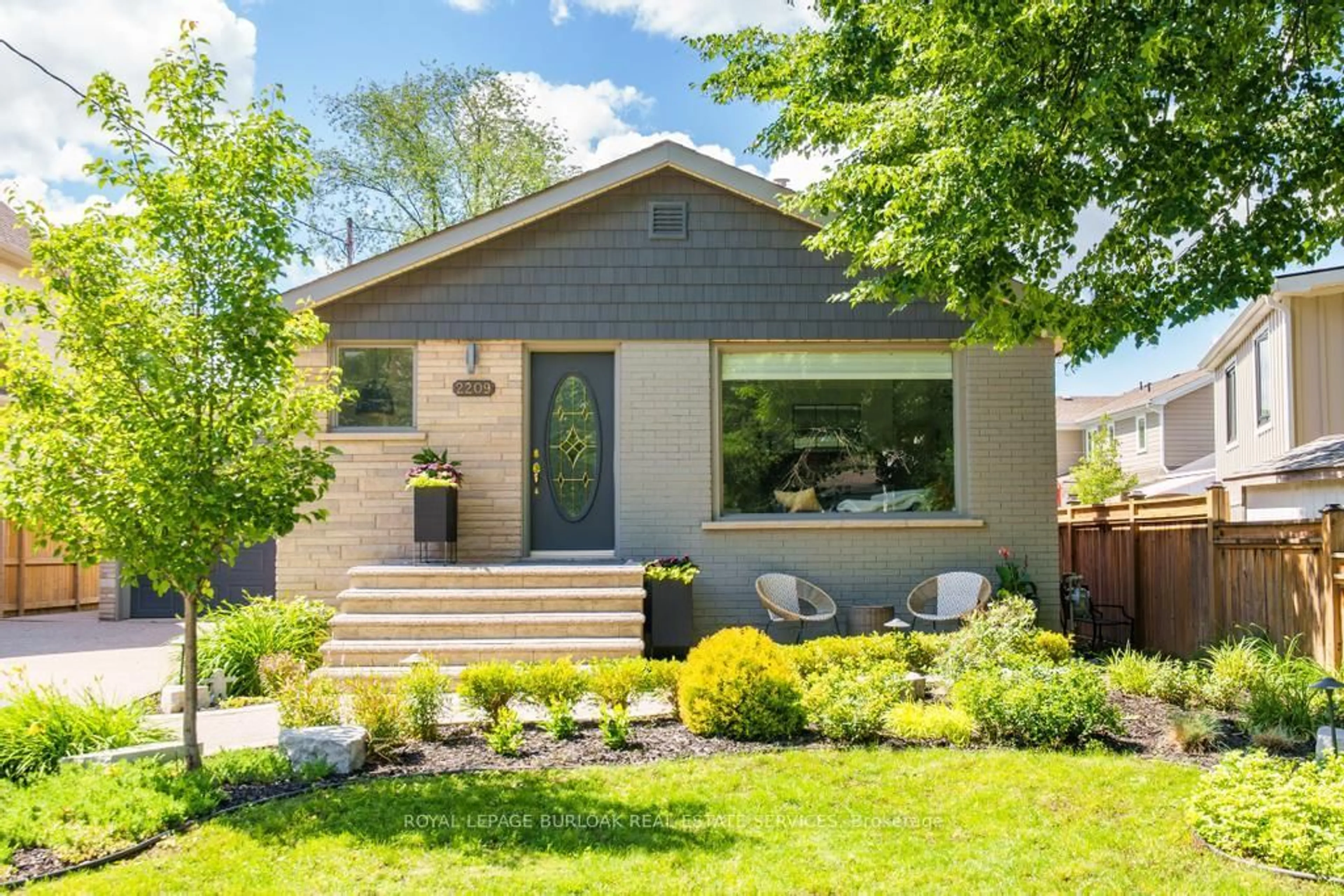 Home with vinyl exterior material, street for 2209 Caroline St, Burlington Ontario L7R 1M4