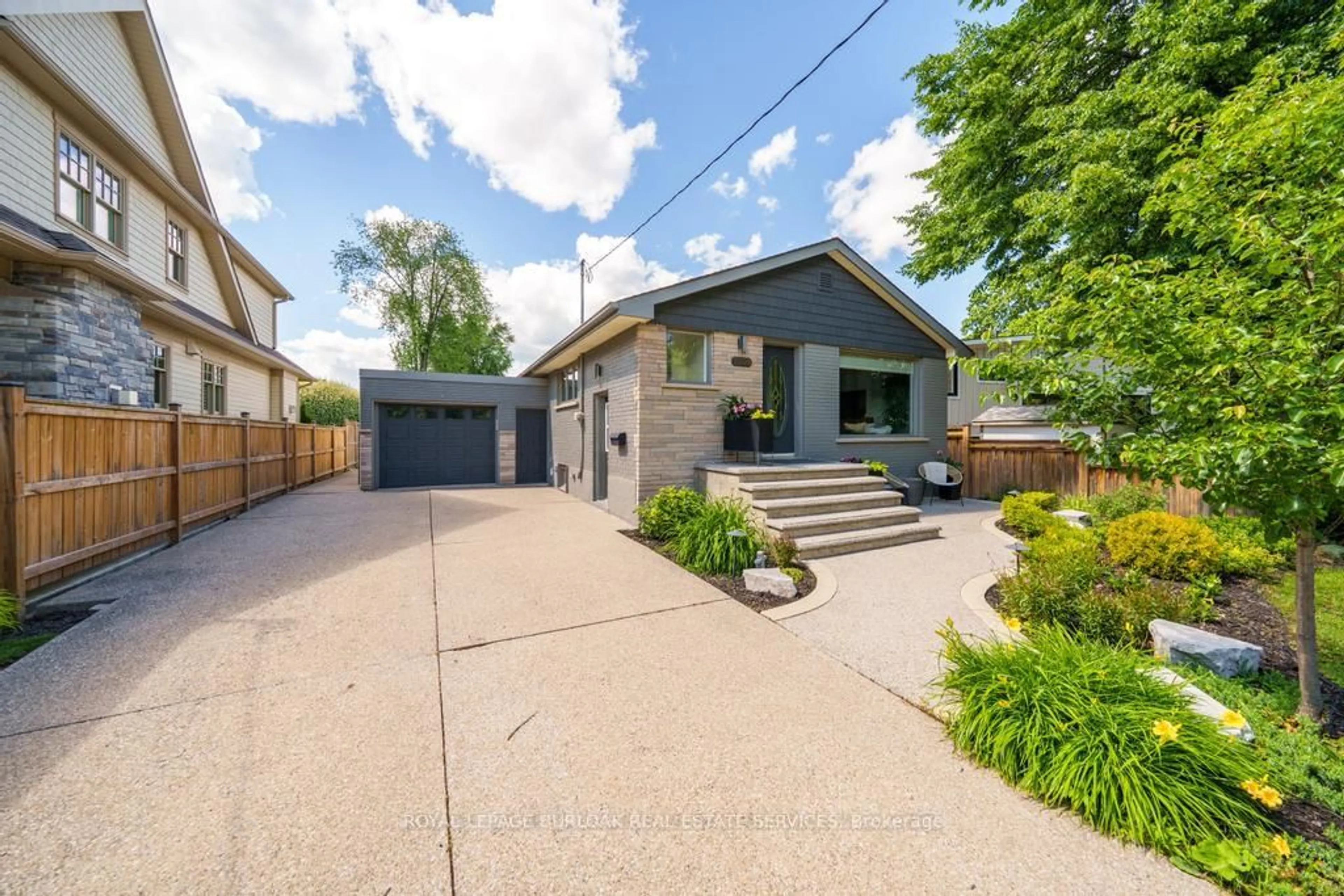 Unknown for 2209 Caroline St, Burlington Ontario L7R 1M4