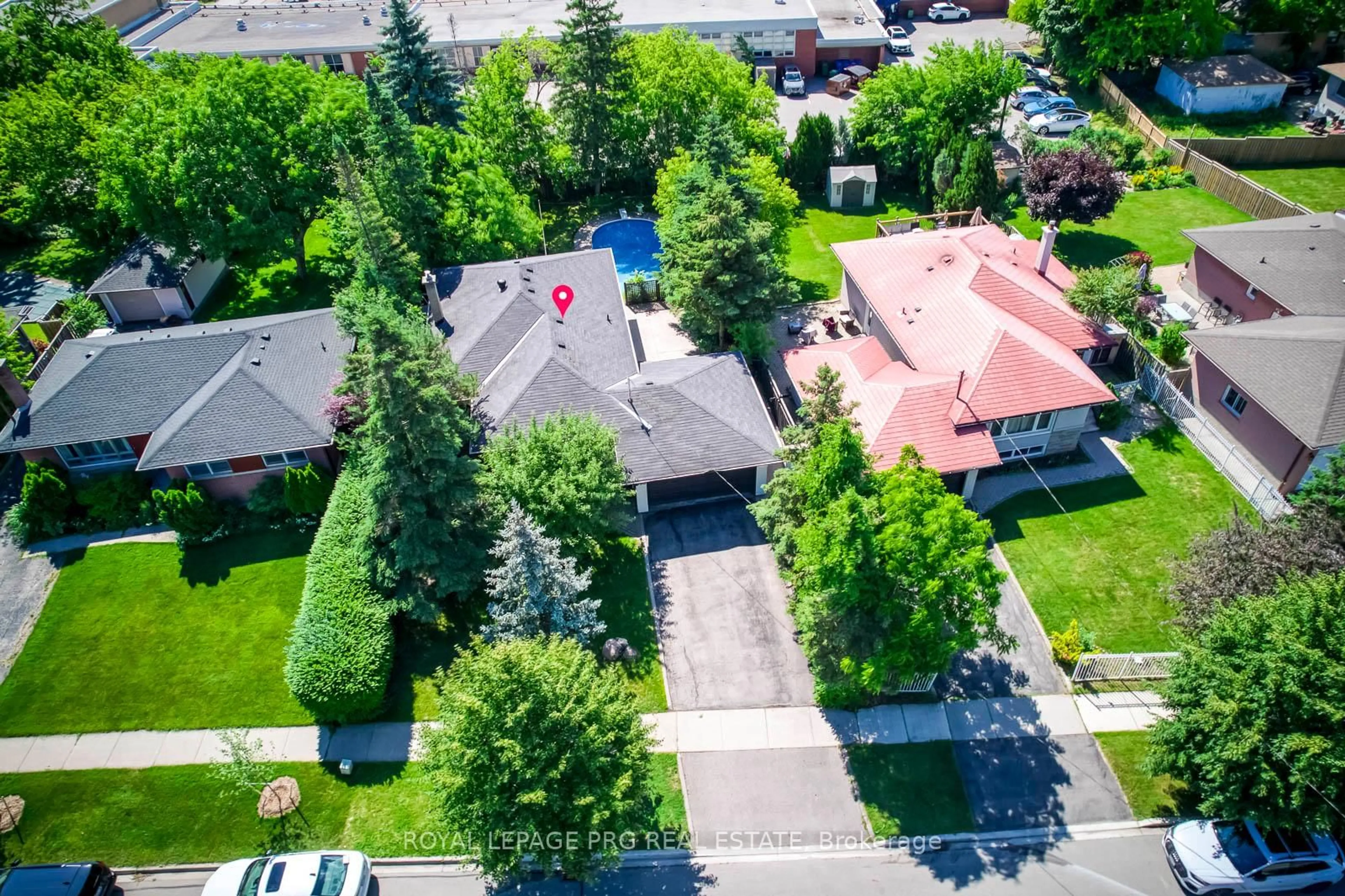 A pic from outside/outdoor area/front of a property/back of a property/a pic from drone, street for 598 Wildwood Dr, Oakville Ontario L6K 1V3
