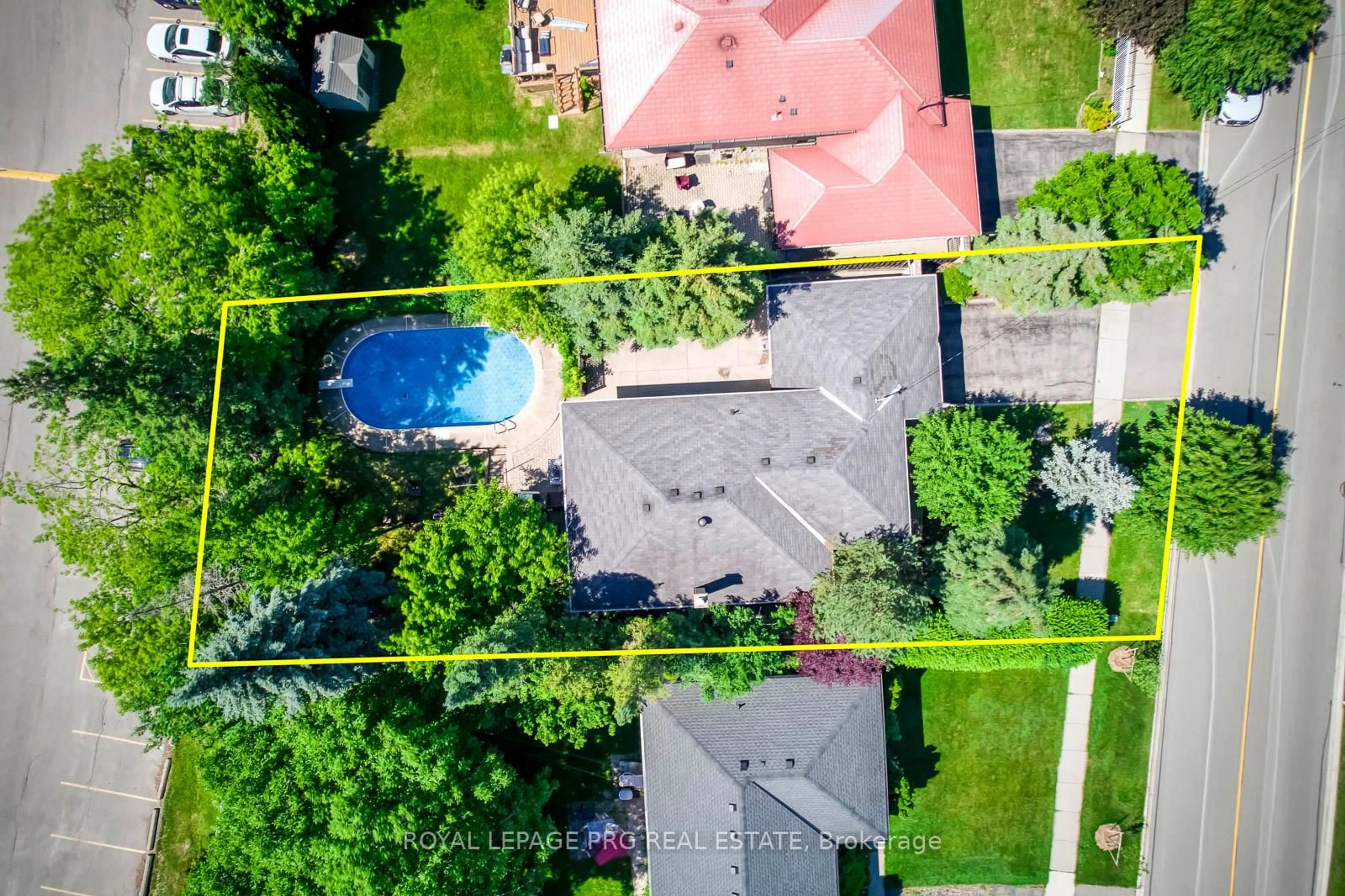 A pic from outside/outdoor area/front of a property/back of a property/a pic from drone, street for 598 Wildwood Dr, Oakville Ontario L6K 1V3
