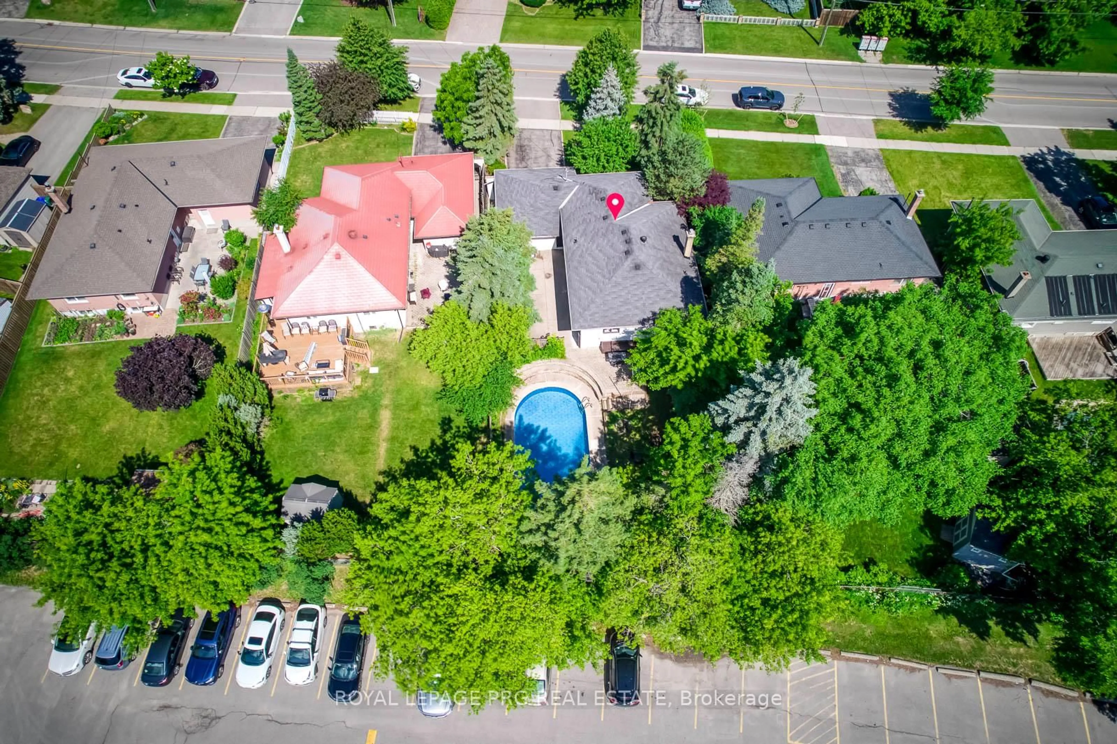 A pic from outside/outdoor area/front of a property/back of a property/a pic from drone, street for 598 Wildwood Dr, Oakville Ontario L6K 1V3