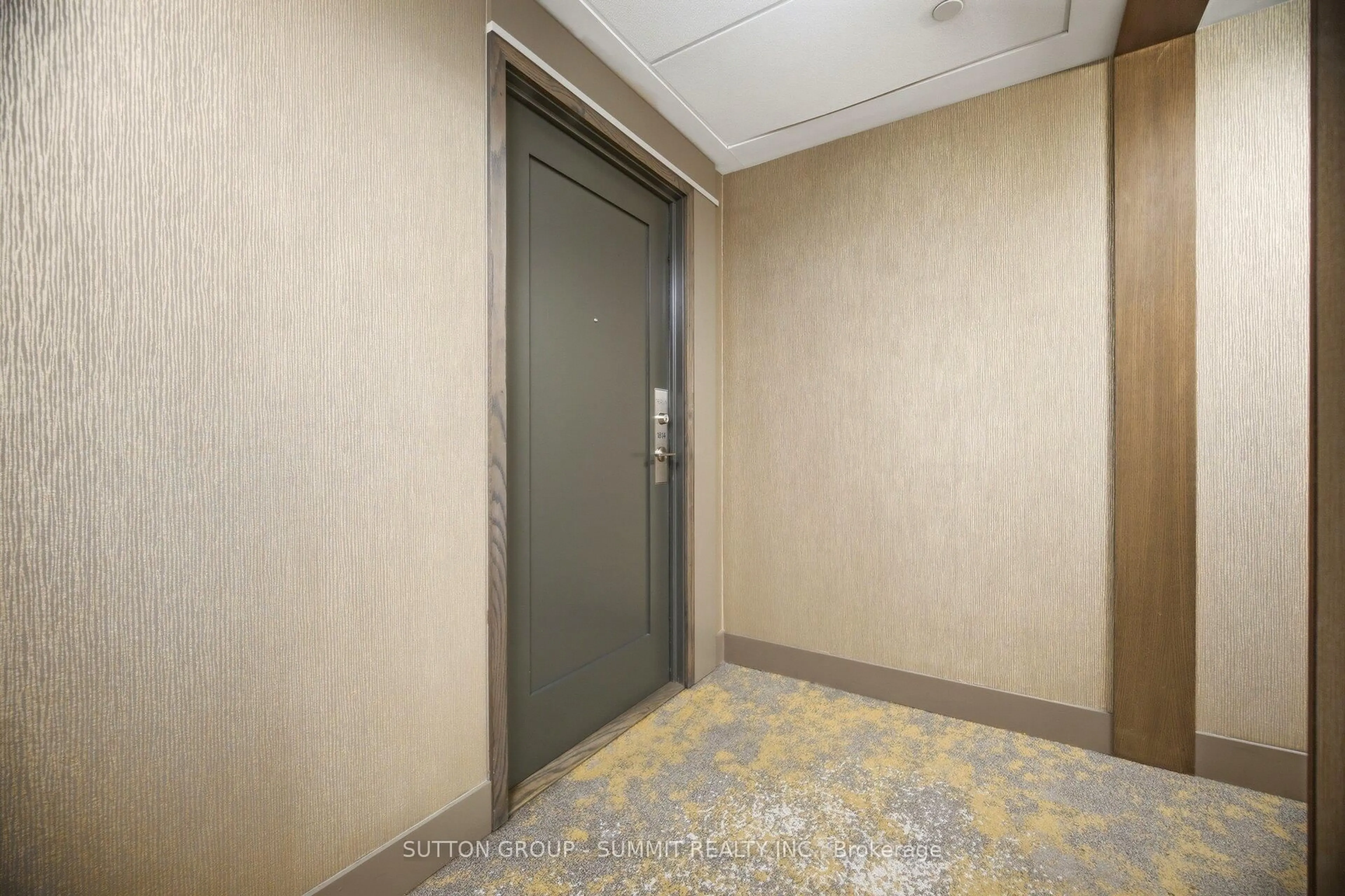 Indoor foyer for 35 Watergarden Dr #1814, Mississauga Ontario L5R 0G8