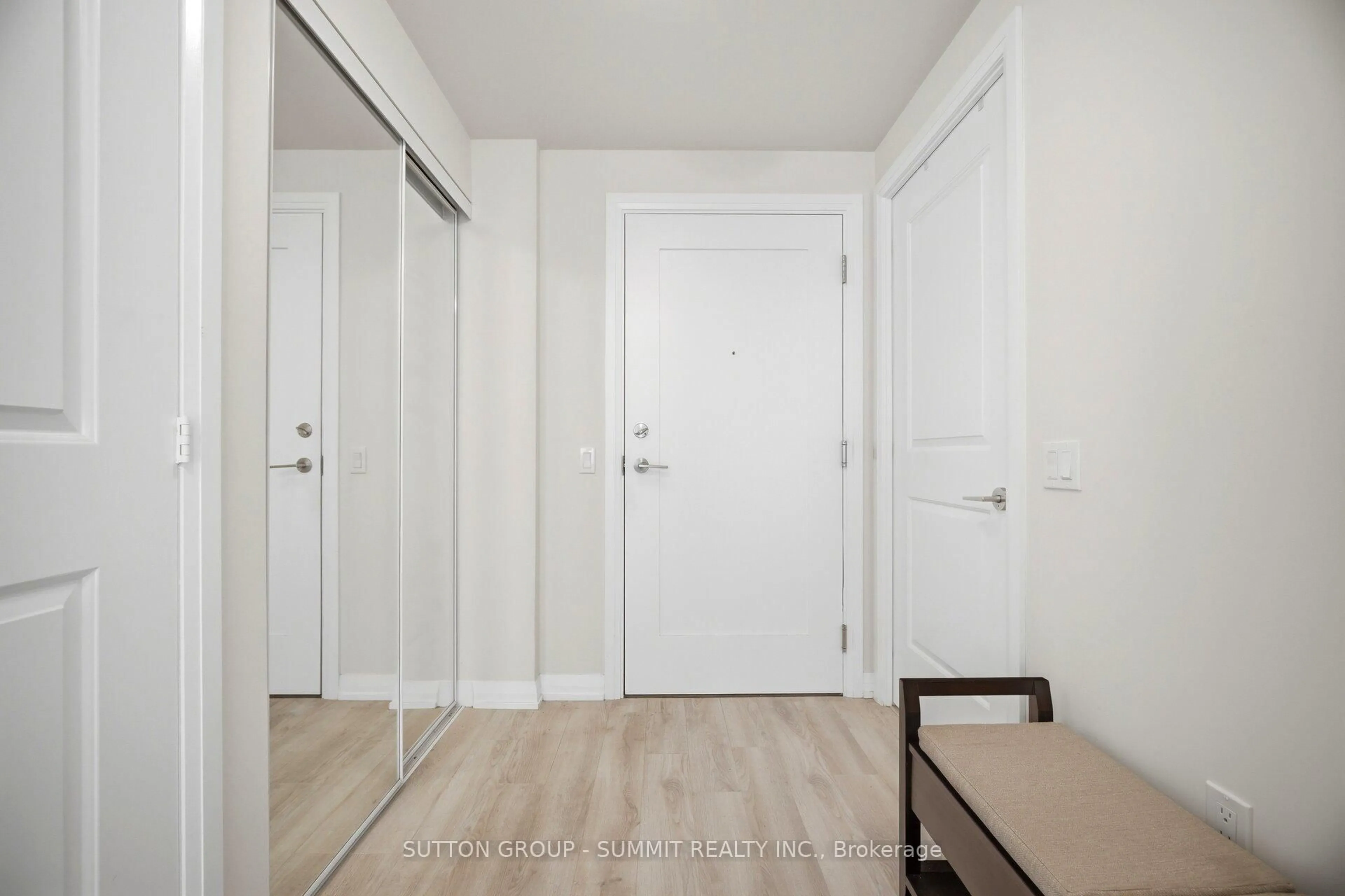 Indoor entryway for 35 Watergarden Dr #1814, Mississauga Ontario L5R 0G8
