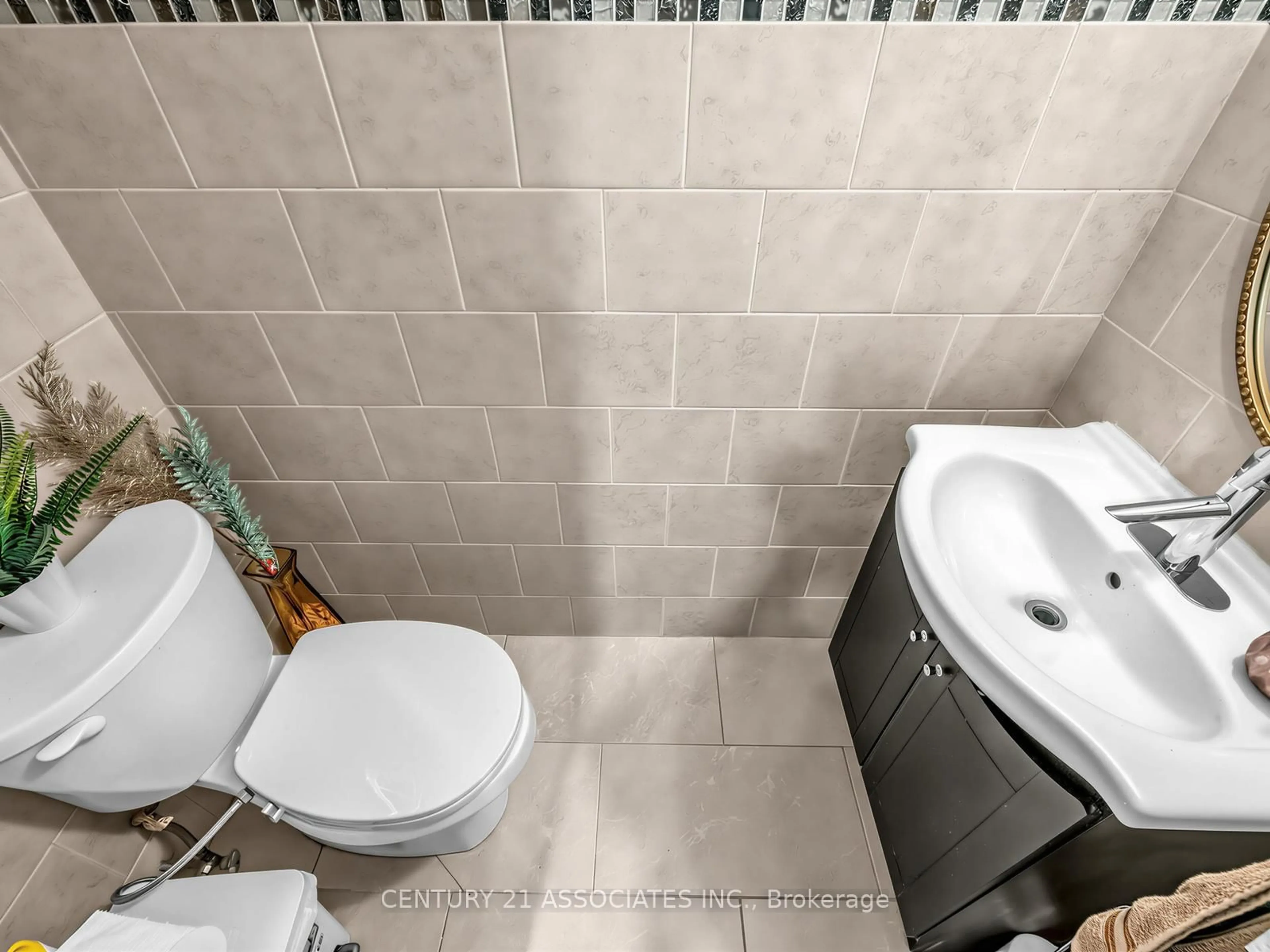 Standard bathroom, ceramic/tile floor for 6240 Montevideo Rd #12, Mississauga Ontario L5N 2N7