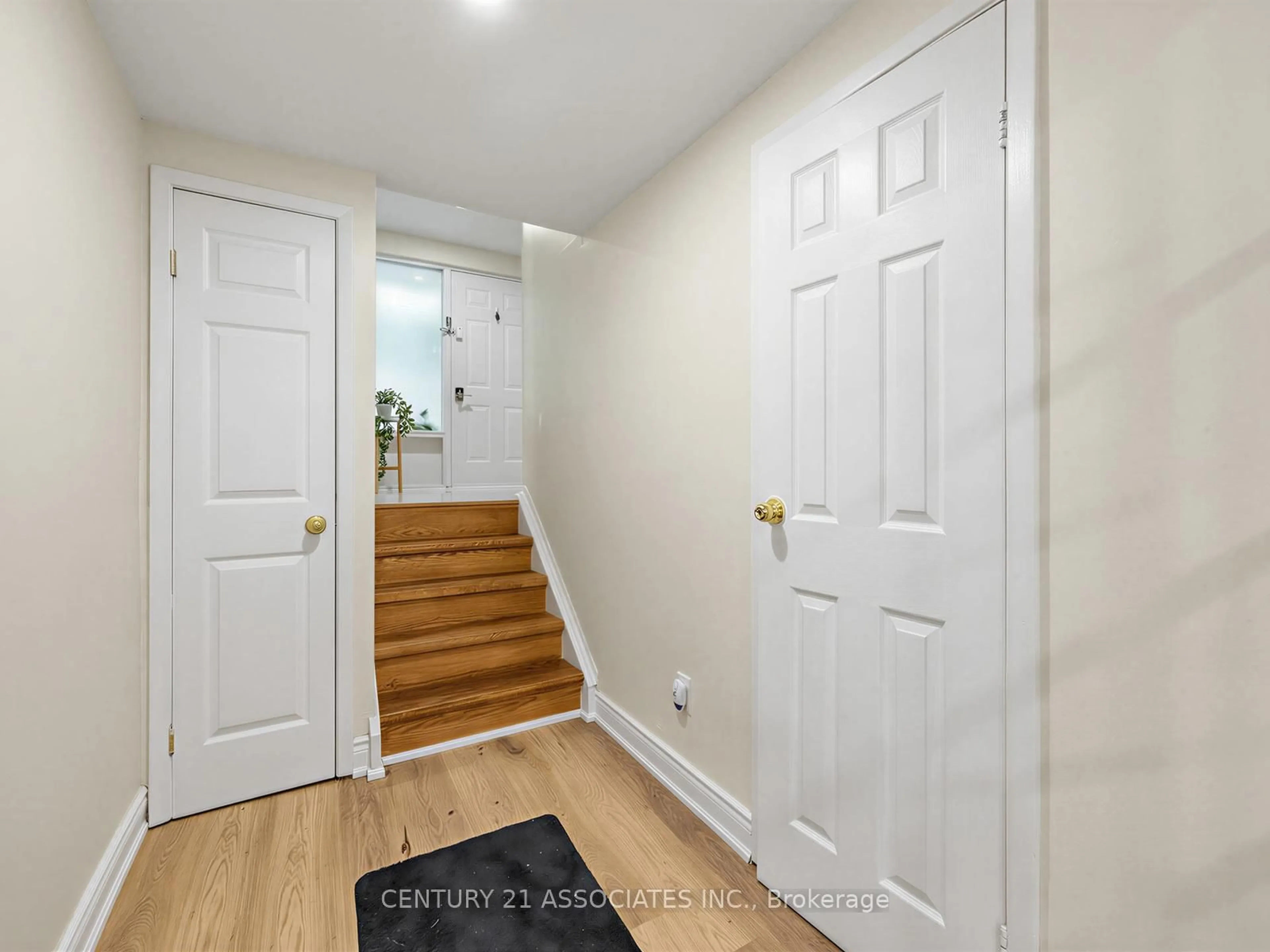 Indoor entryway for 6240 Montevideo Rd #12, Mississauga Ontario L5N 2N7